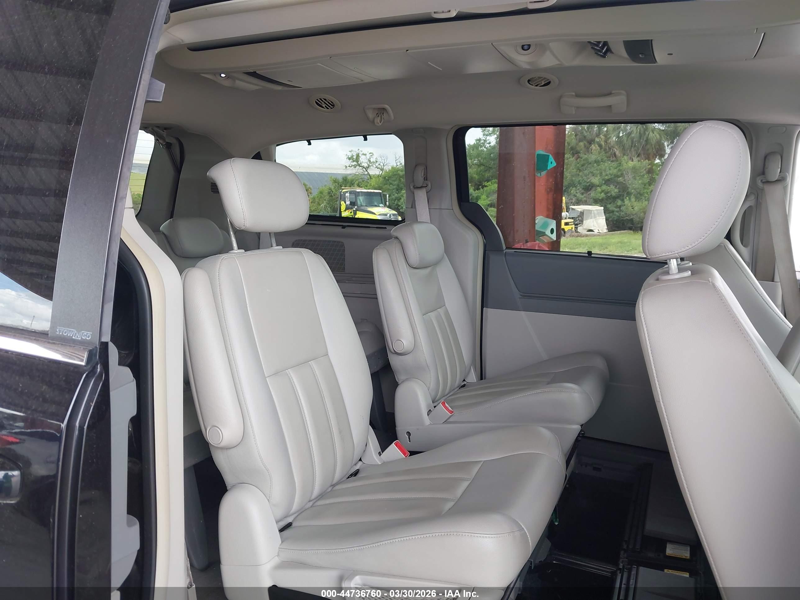 CHRYSLER TOWN image 8