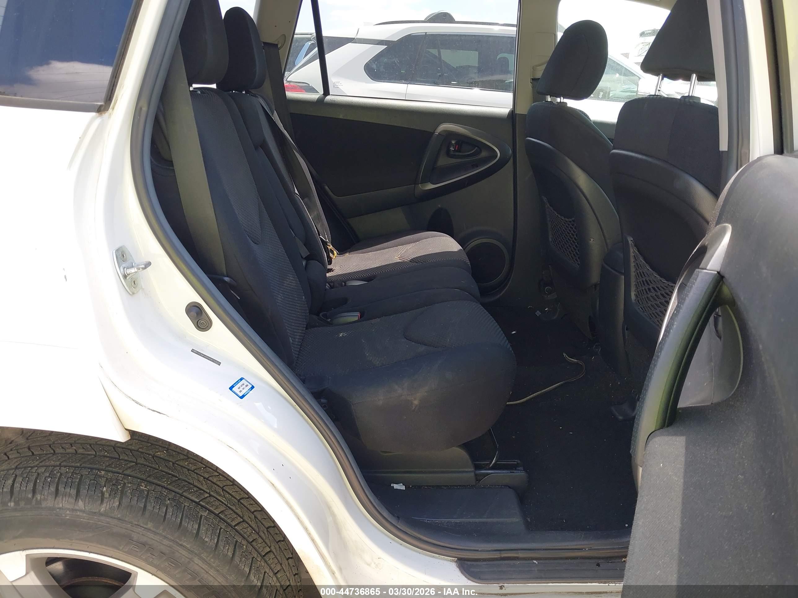TOYOTA RAV4 image 8