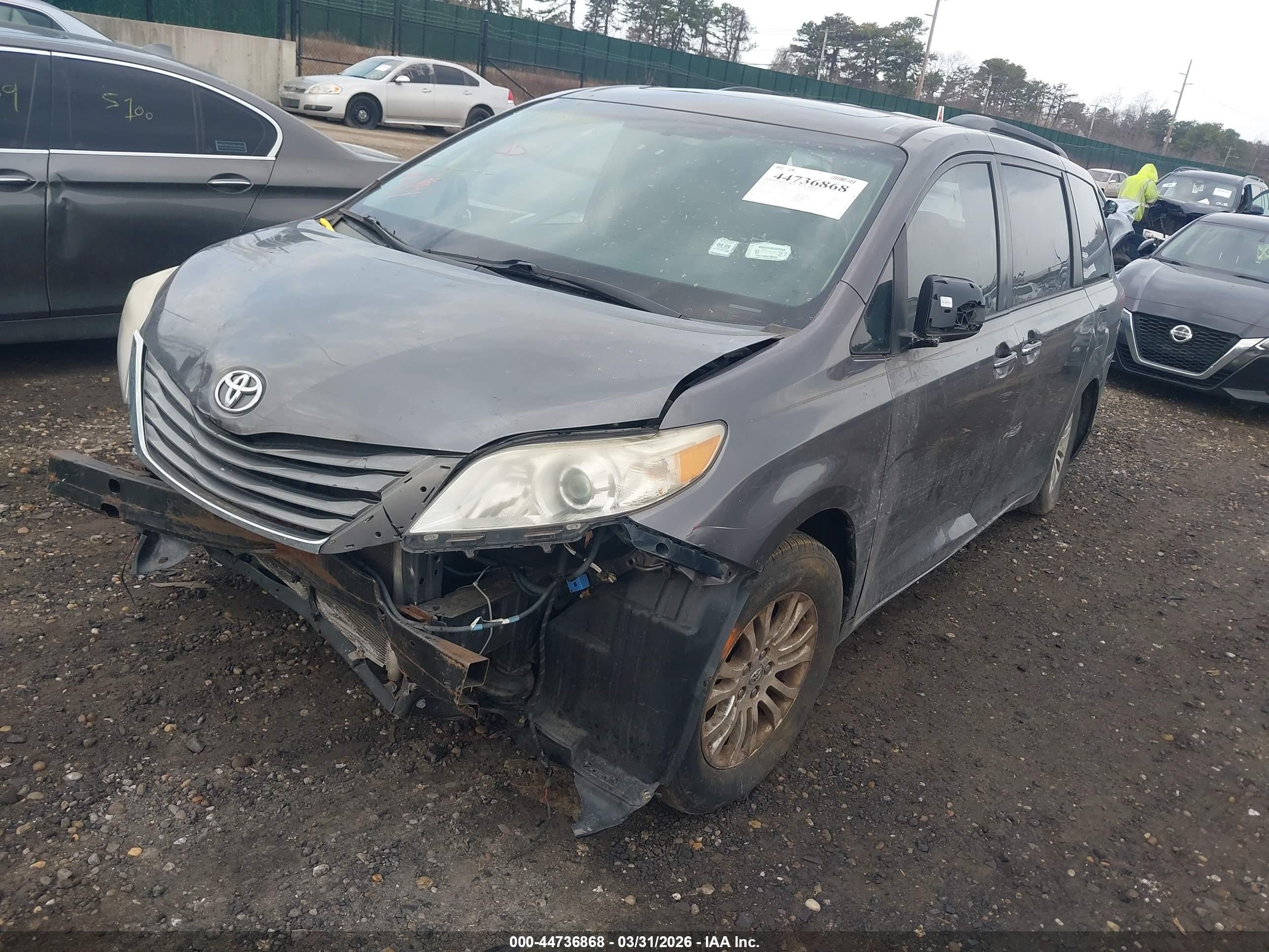 TOYOTA SIENNA image 2