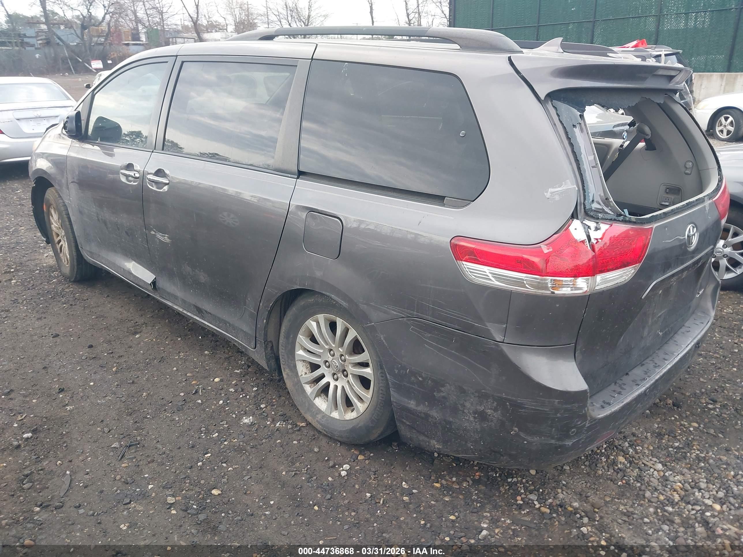 TOYOTA SIENNA image 3