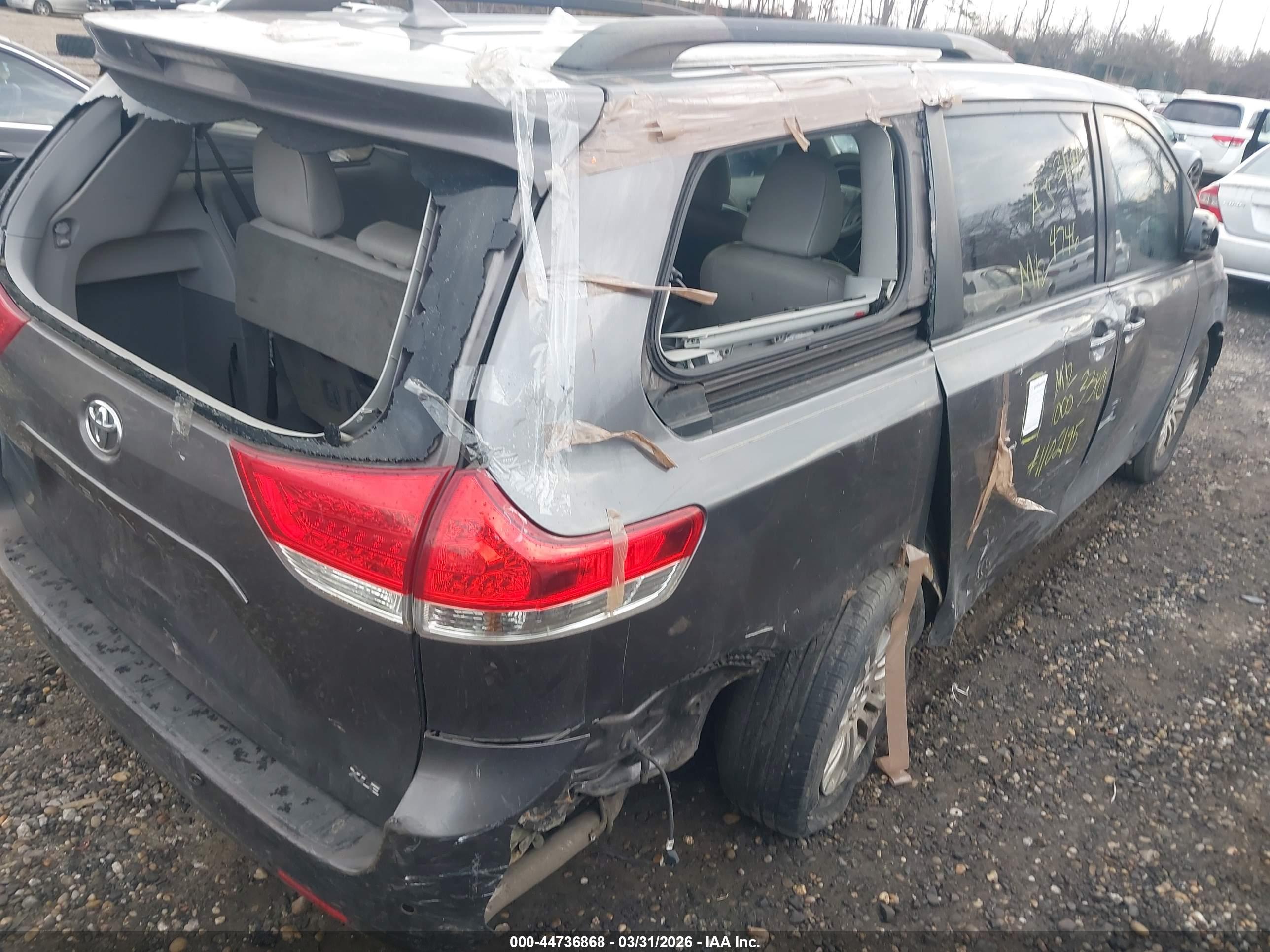 TOYOTA SIENNA image 4