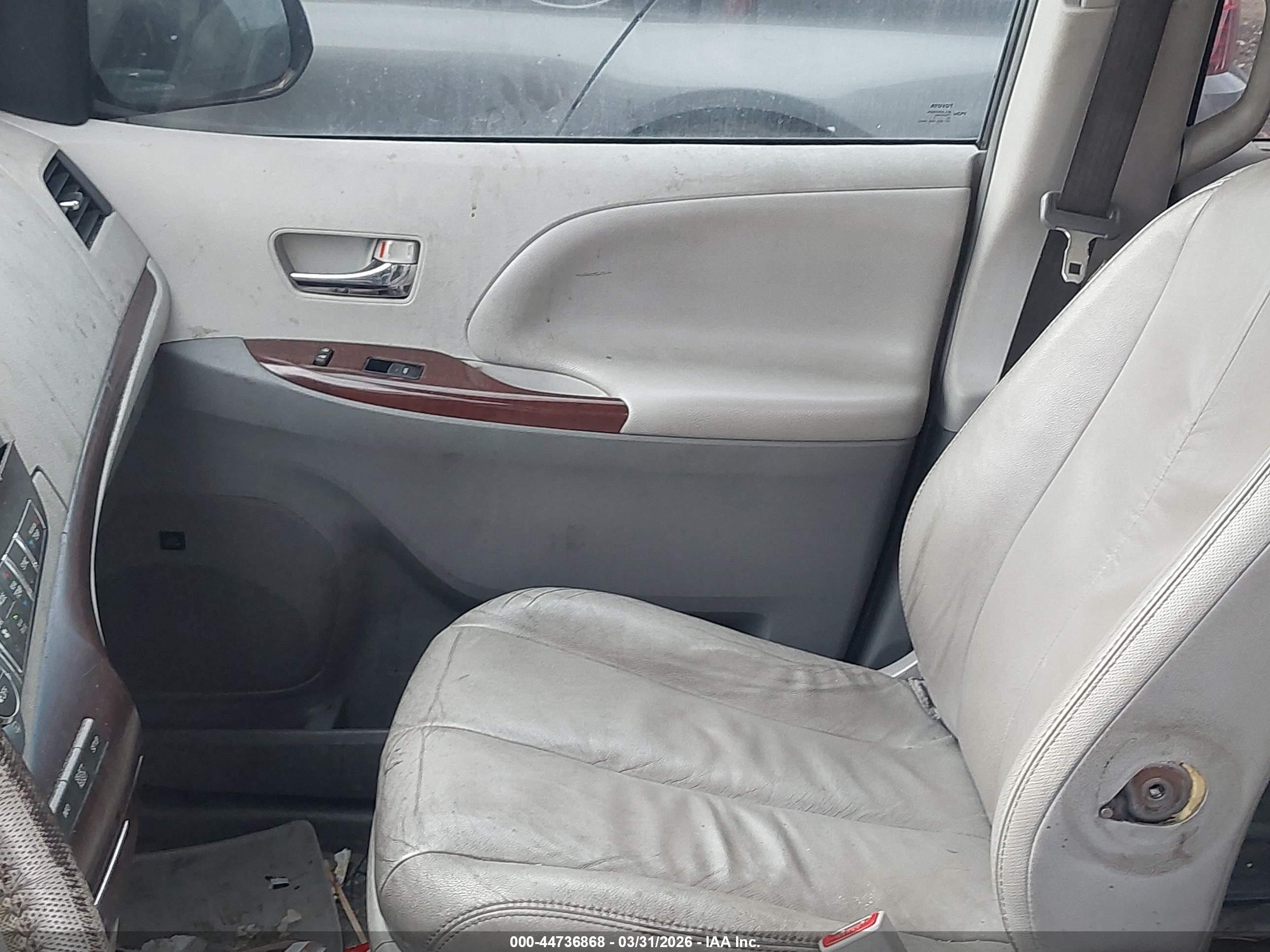 TOYOTA SIENNA image 8