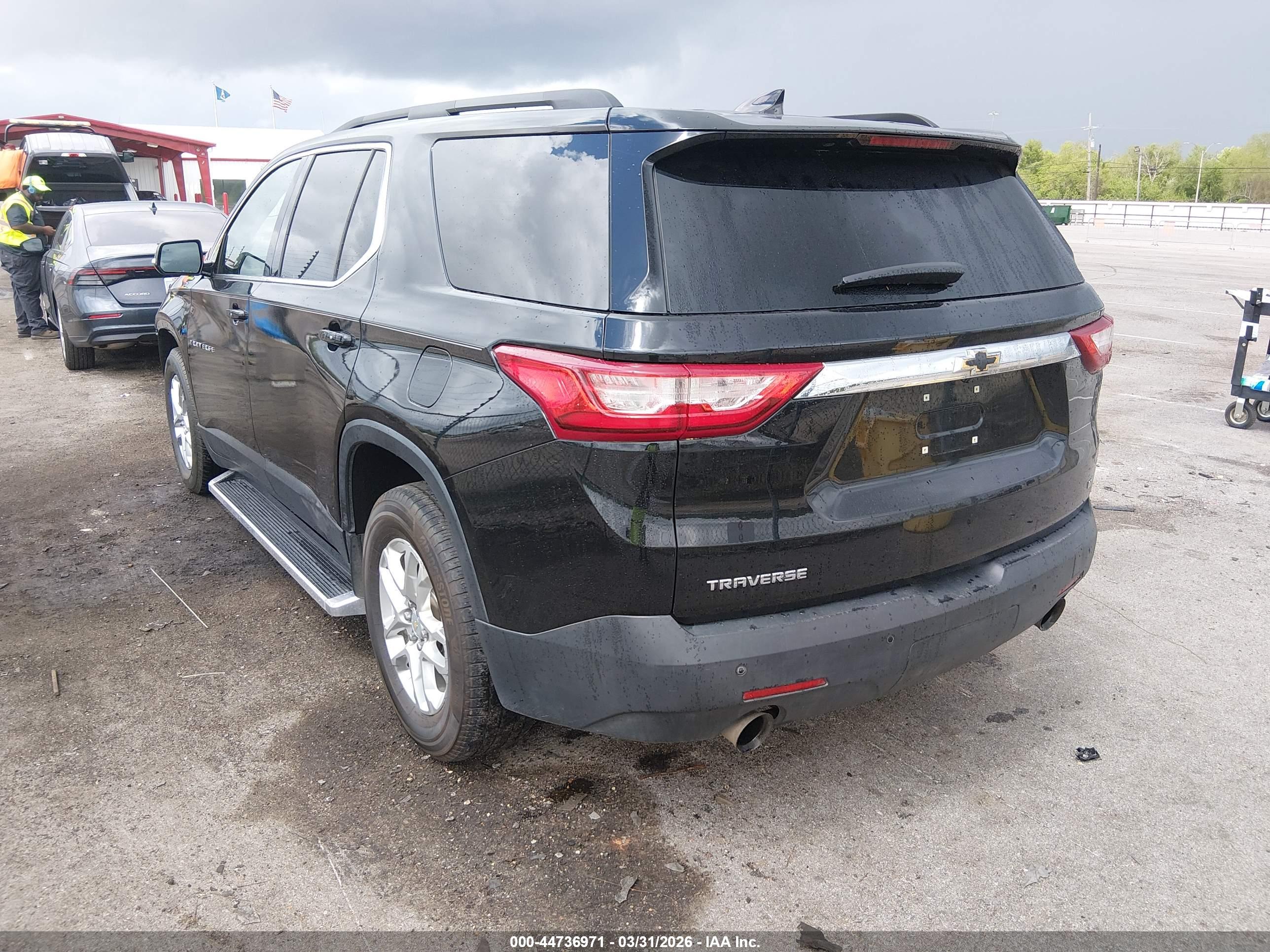 CHEVROLET TRAVERSE image 3
