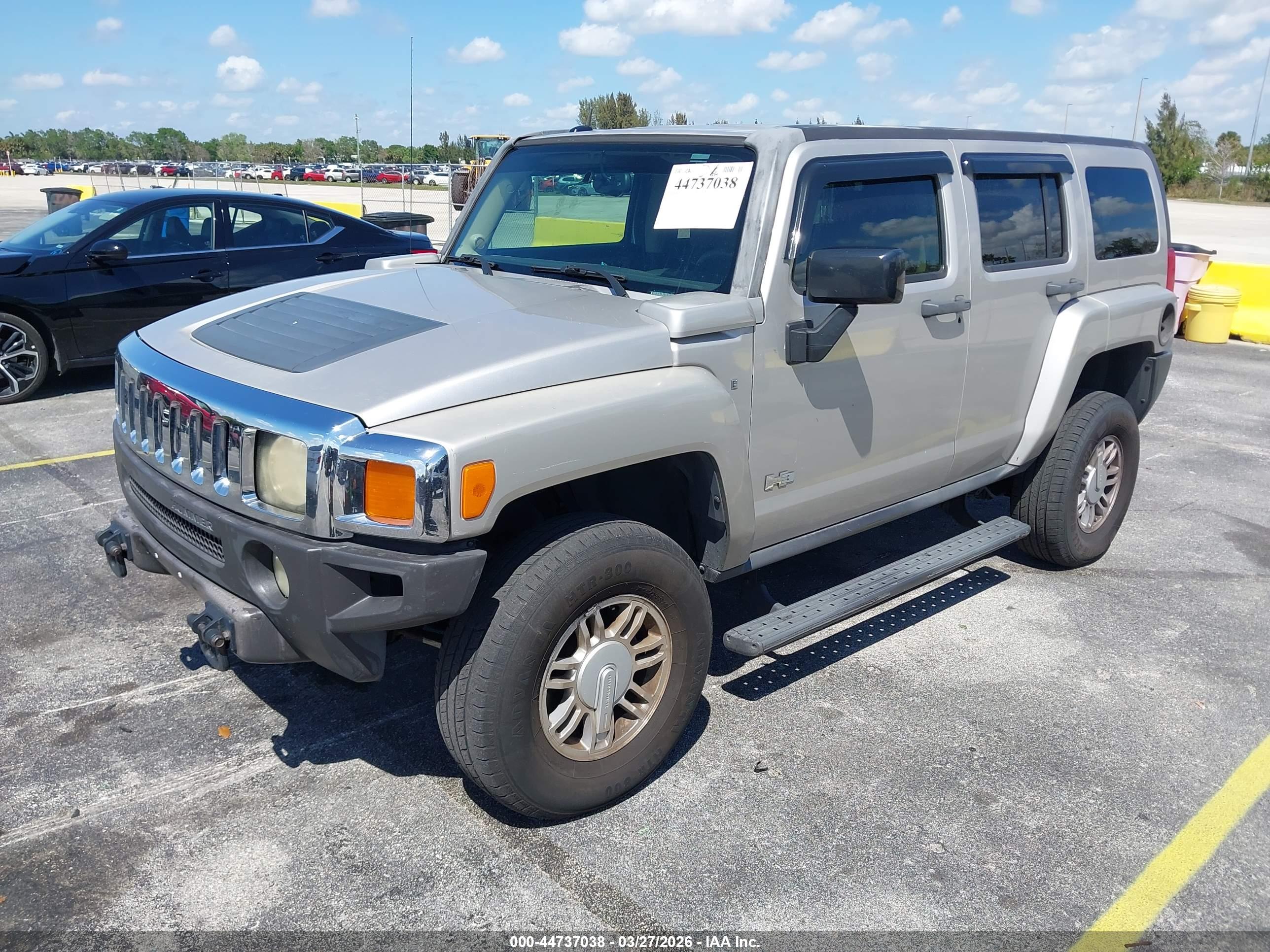 HUMMER H3 image 2
