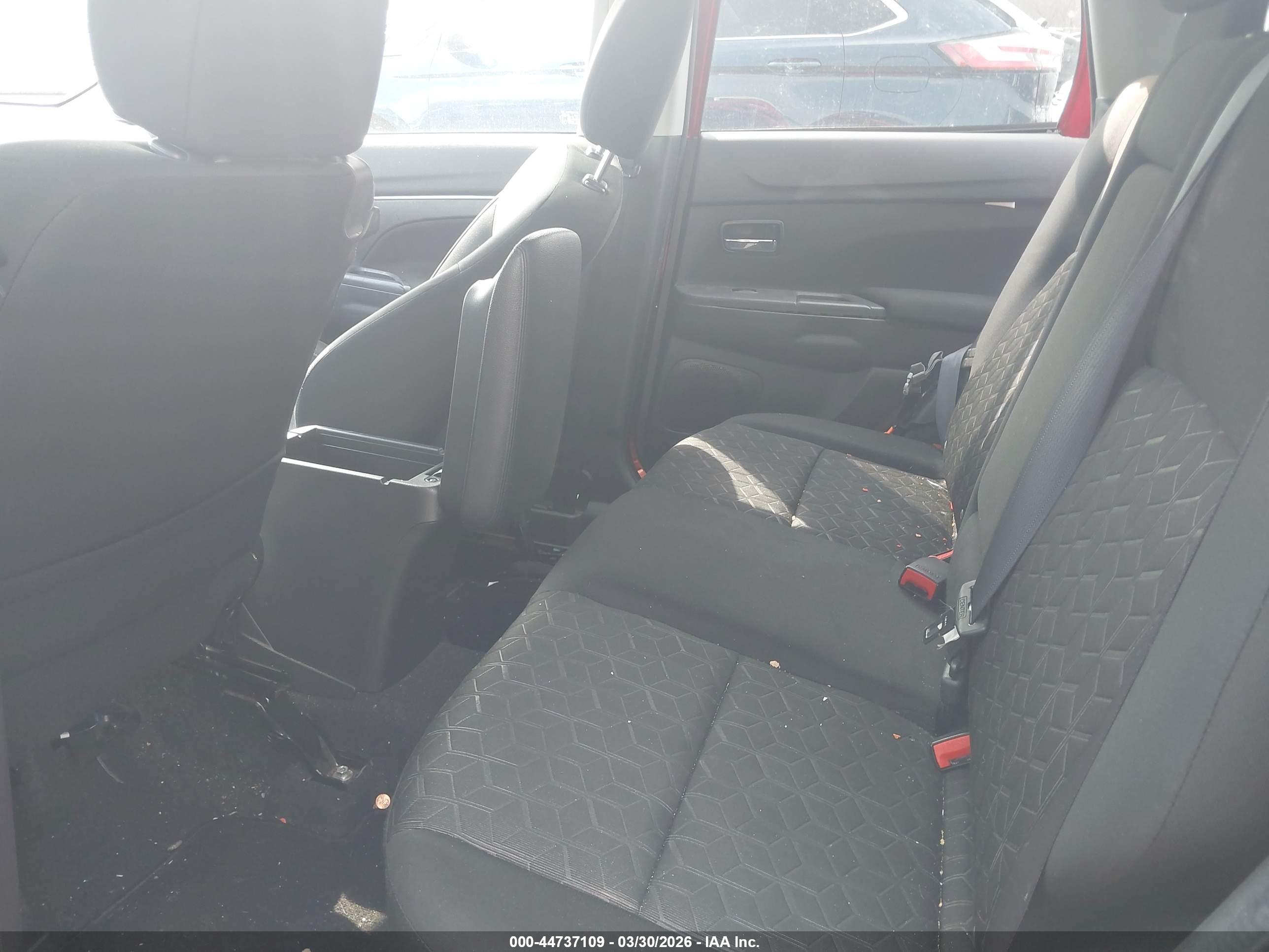 MITSUBISHI OUTLANDER image 8
