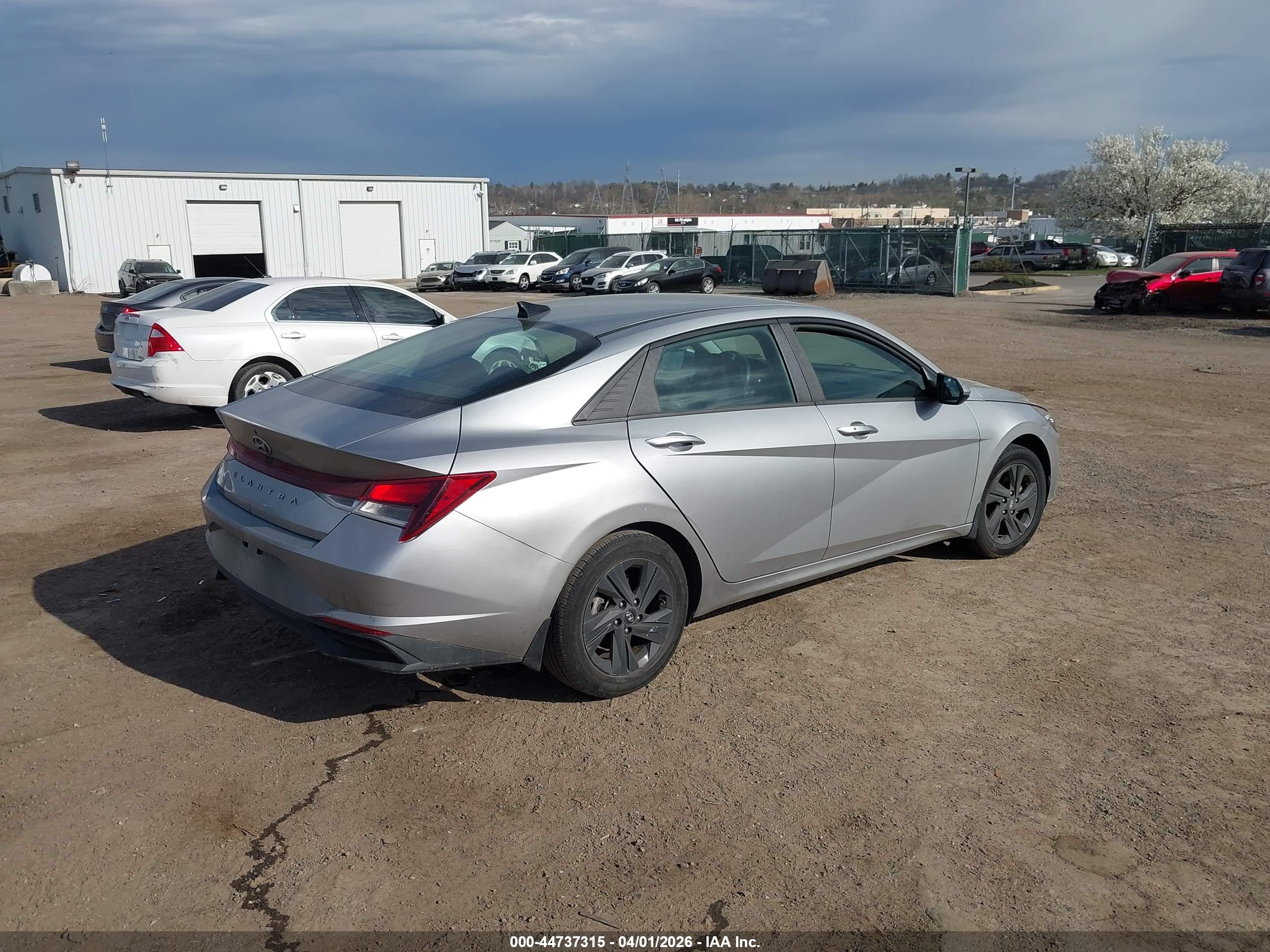 HYUNDAI ELANTRA image 4