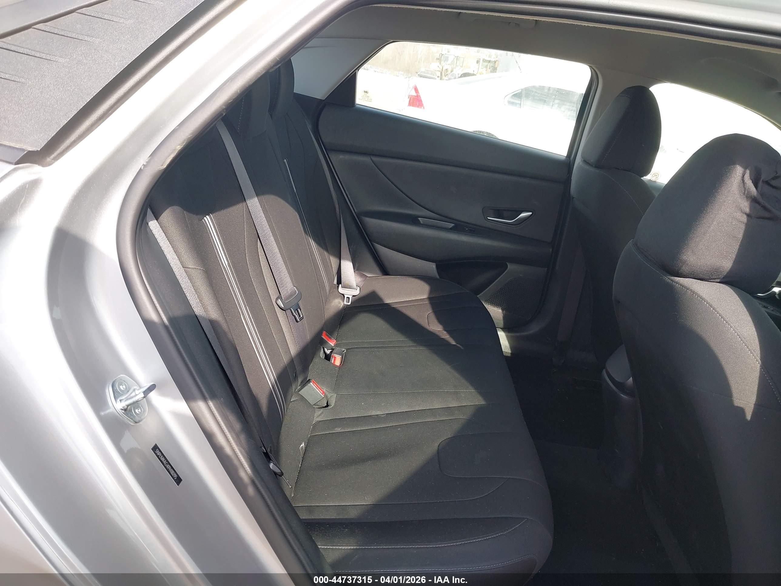 HYUNDAI ELANTRA image 8