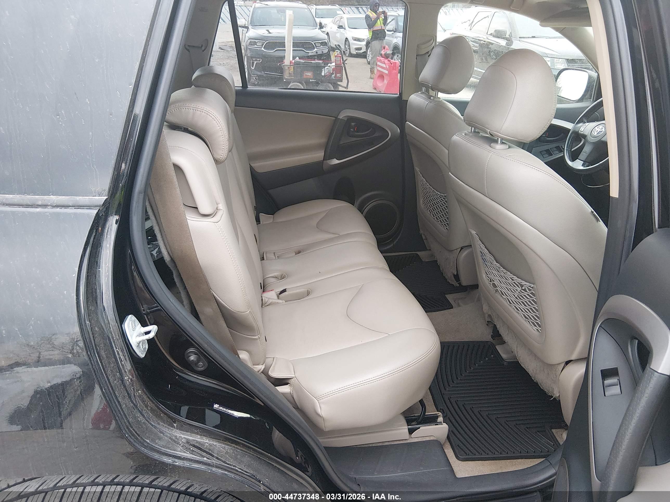 TOYOTA RAV4 image 8