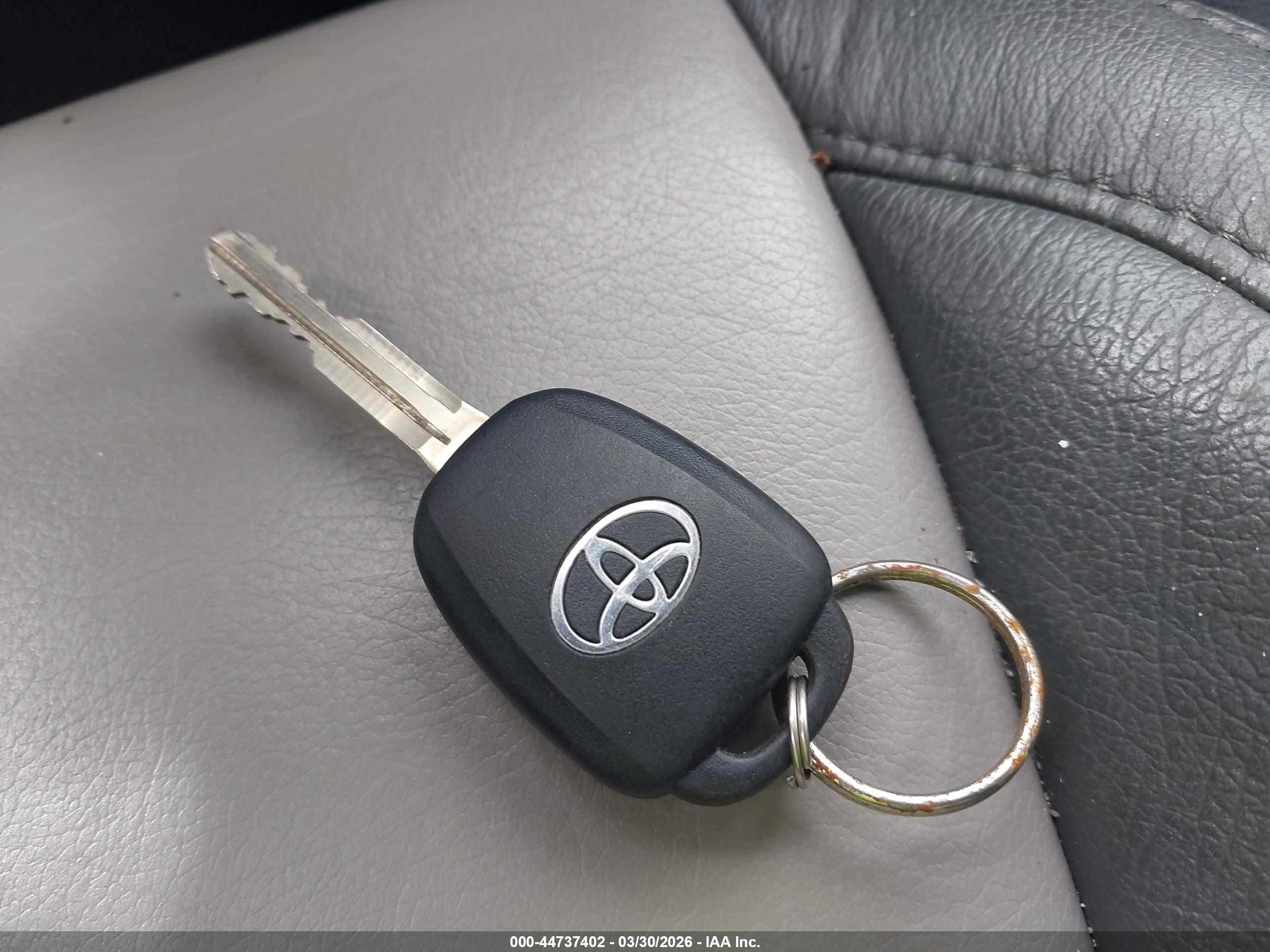 TOYOTA RAV4 image 11