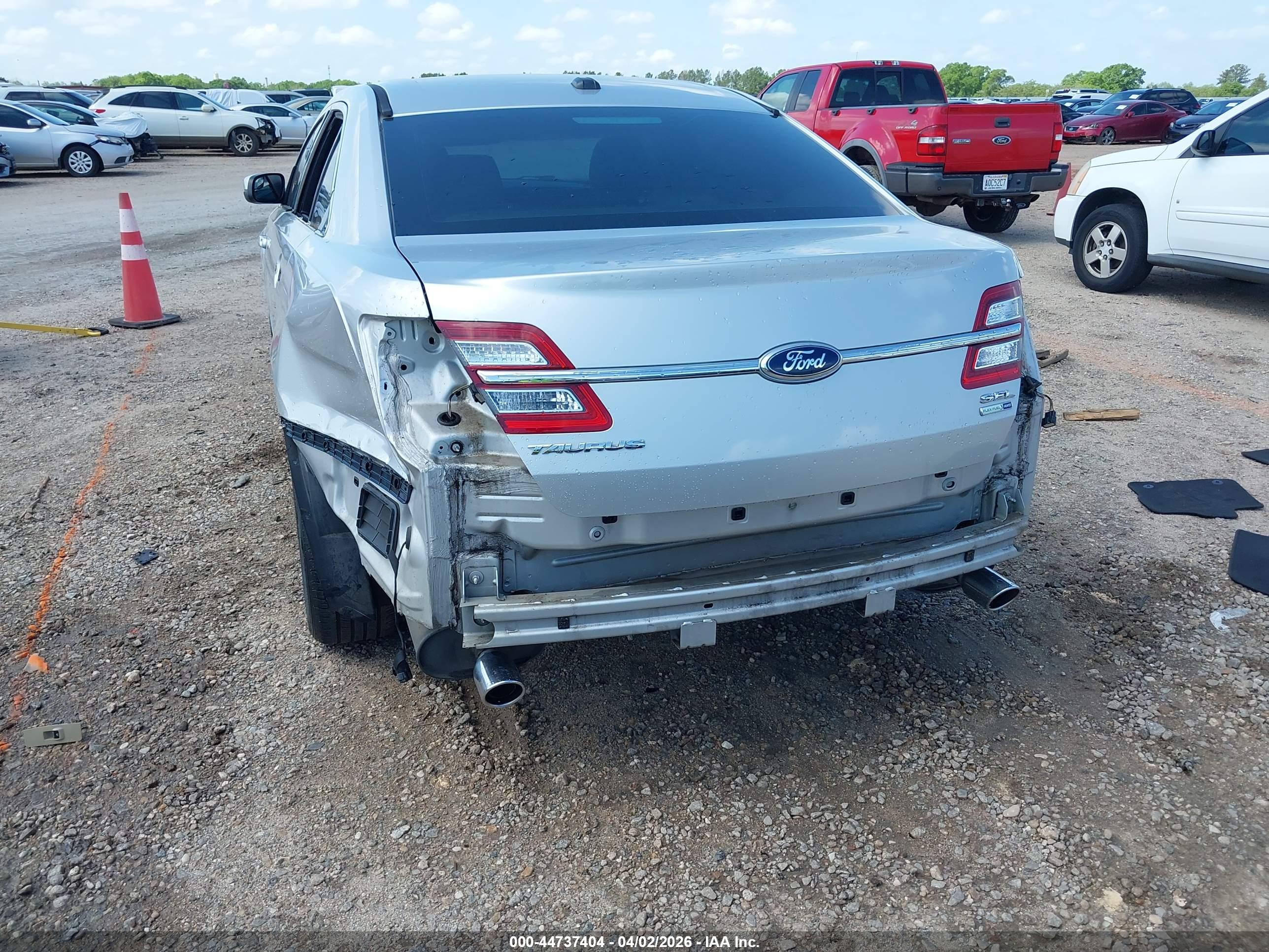 FORD TAURUS image 6