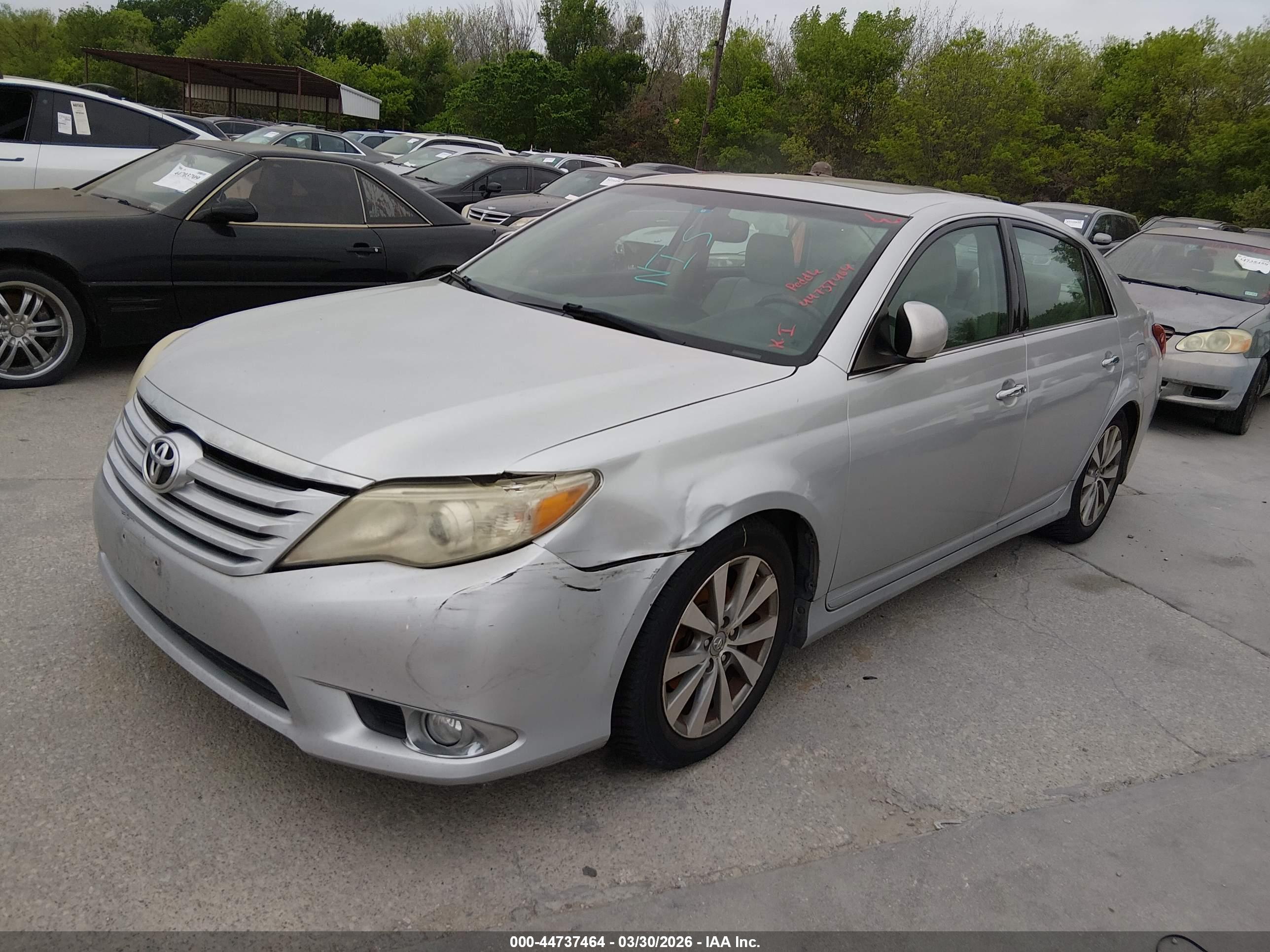 TOYOTA AVALON image 2