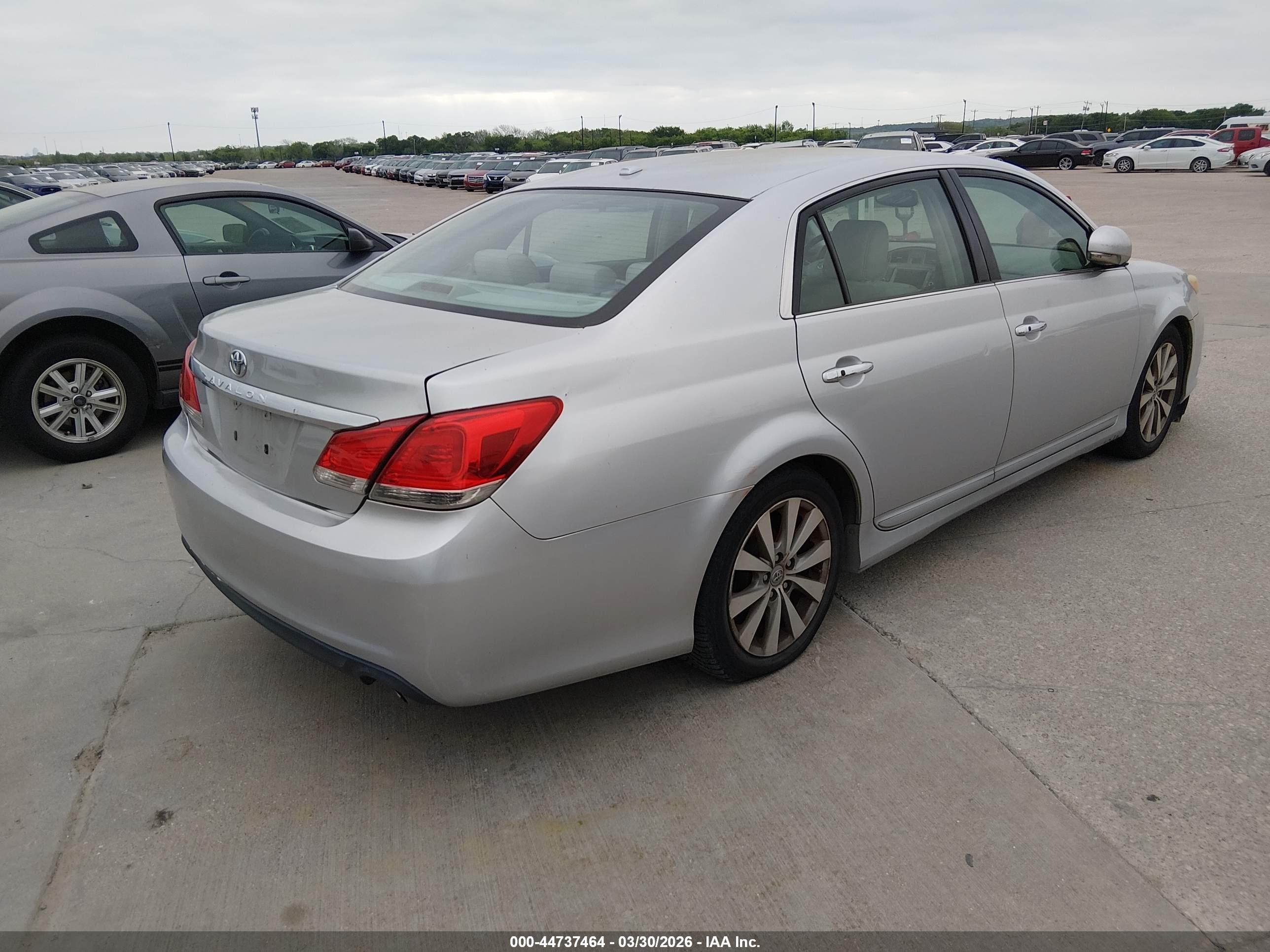 TOYOTA AVALON image 4