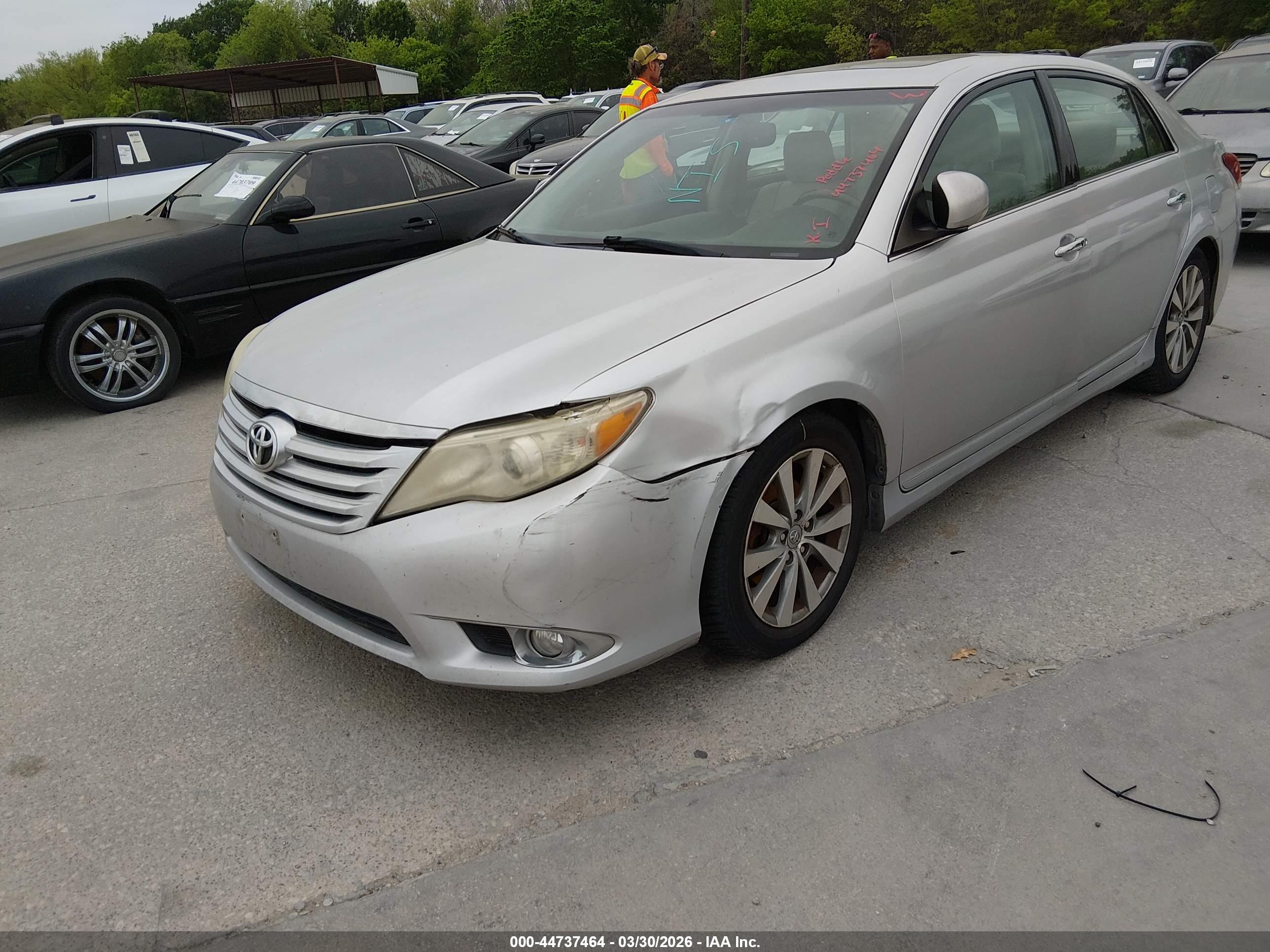 TOYOTA AVALON image 6