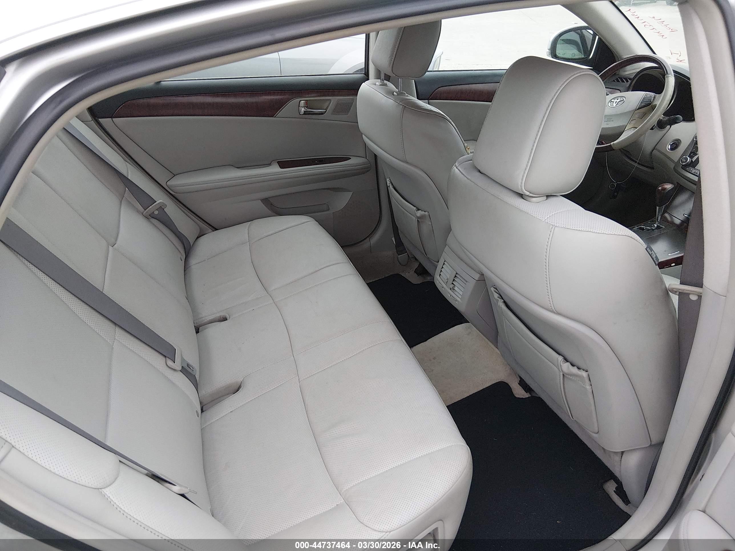 TOYOTA AVALON image 8