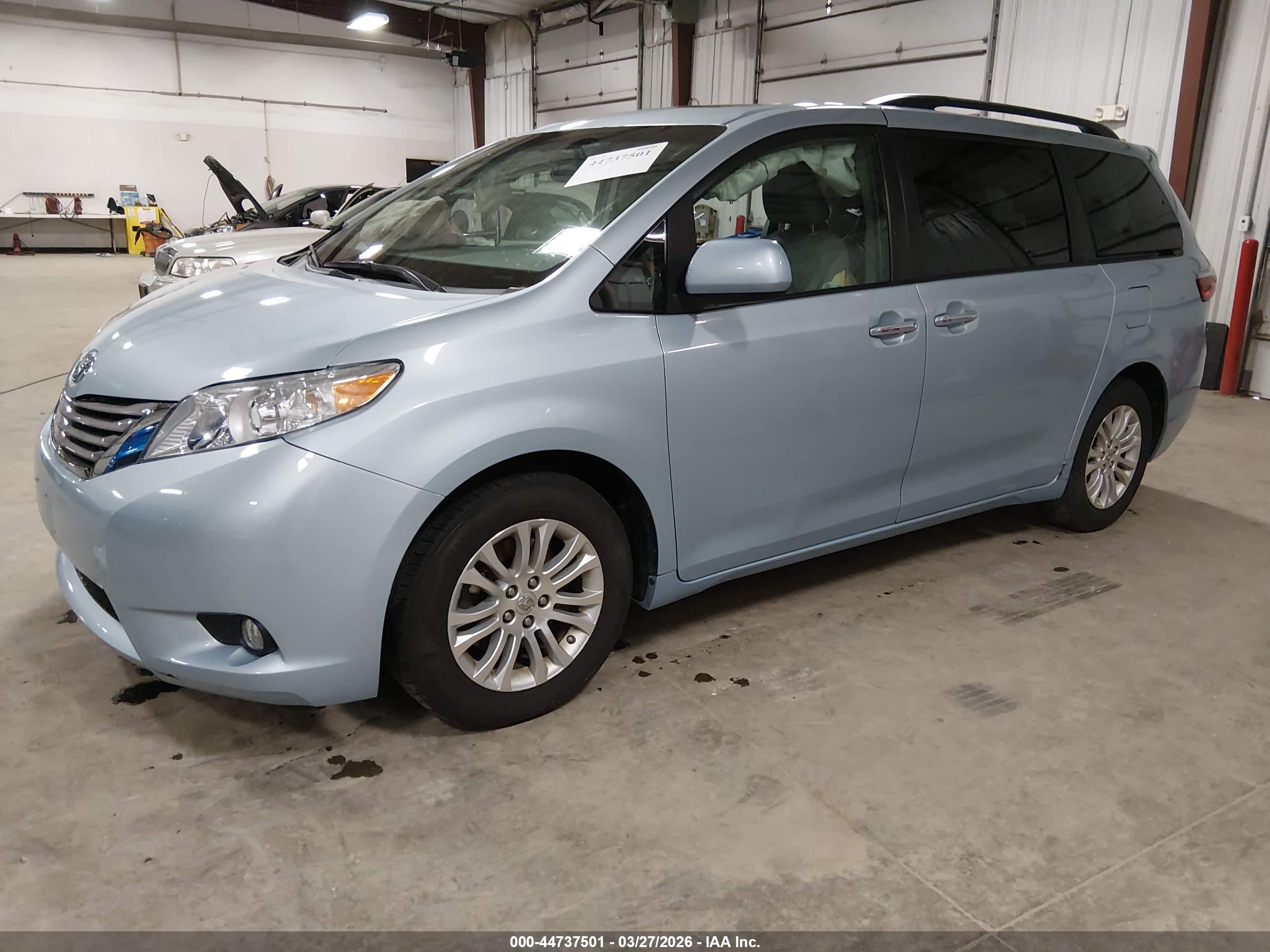 TOYOTA SIENNA image 2