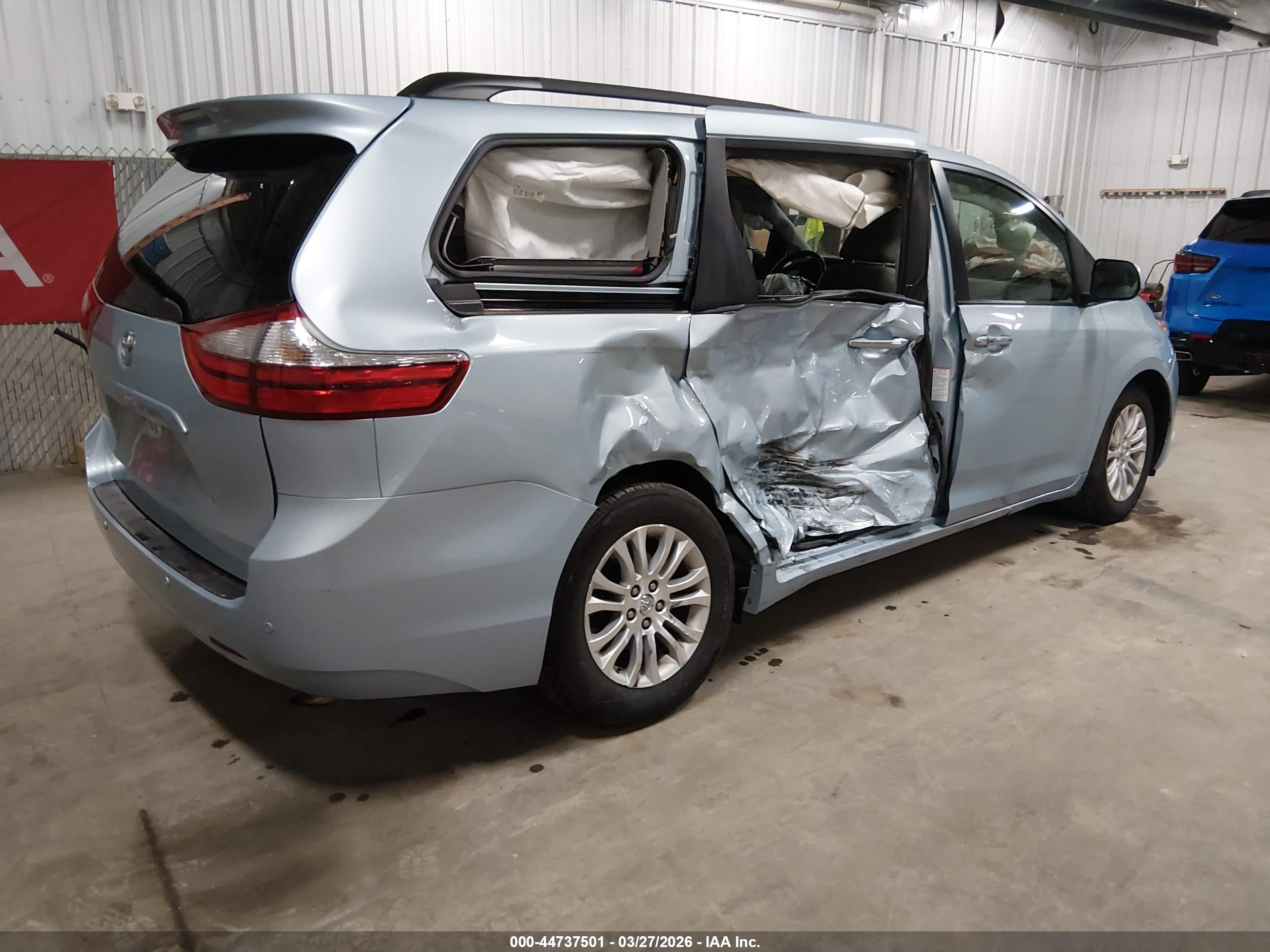TOYOTA SIENNA image 4