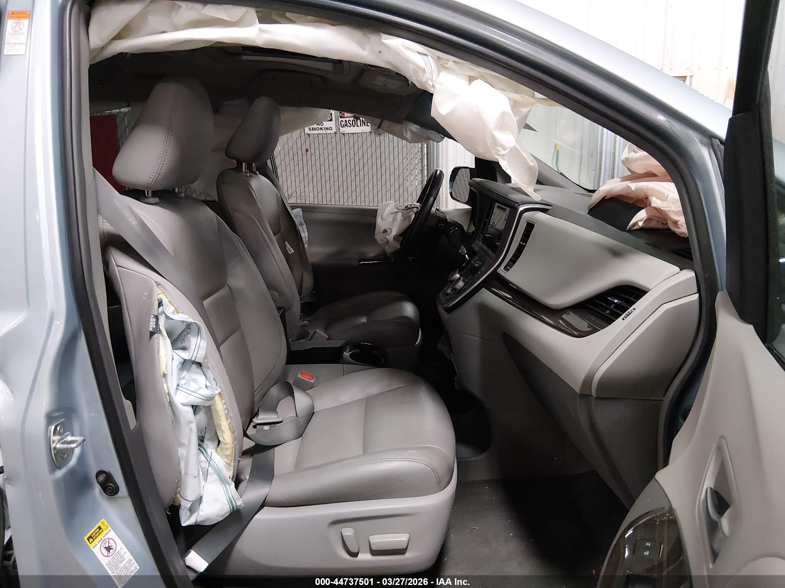 TOYOTA SIENNA image 5