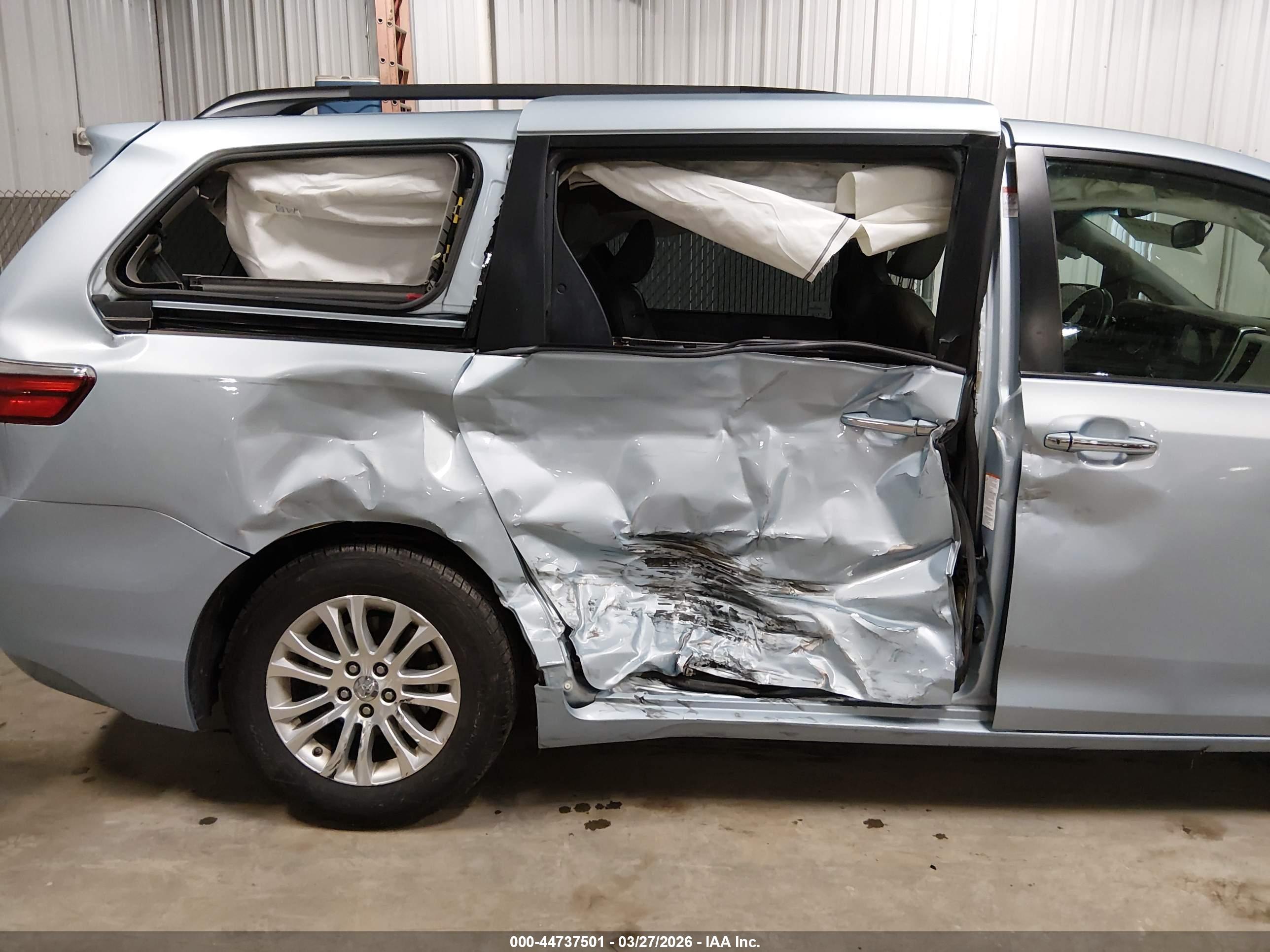 TOYOTA SIENNA image 6