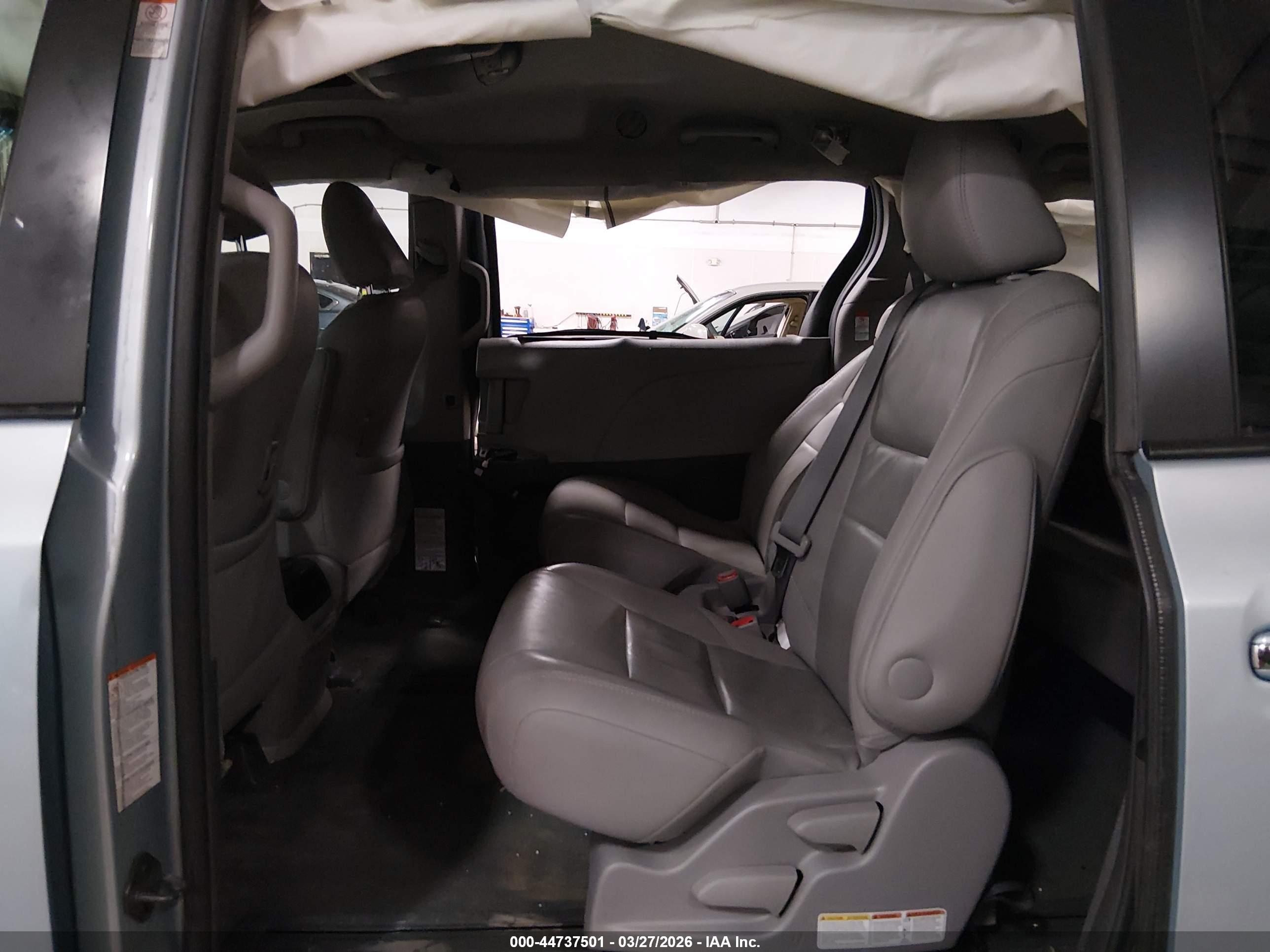 TOYOTA SIENNA image 8
