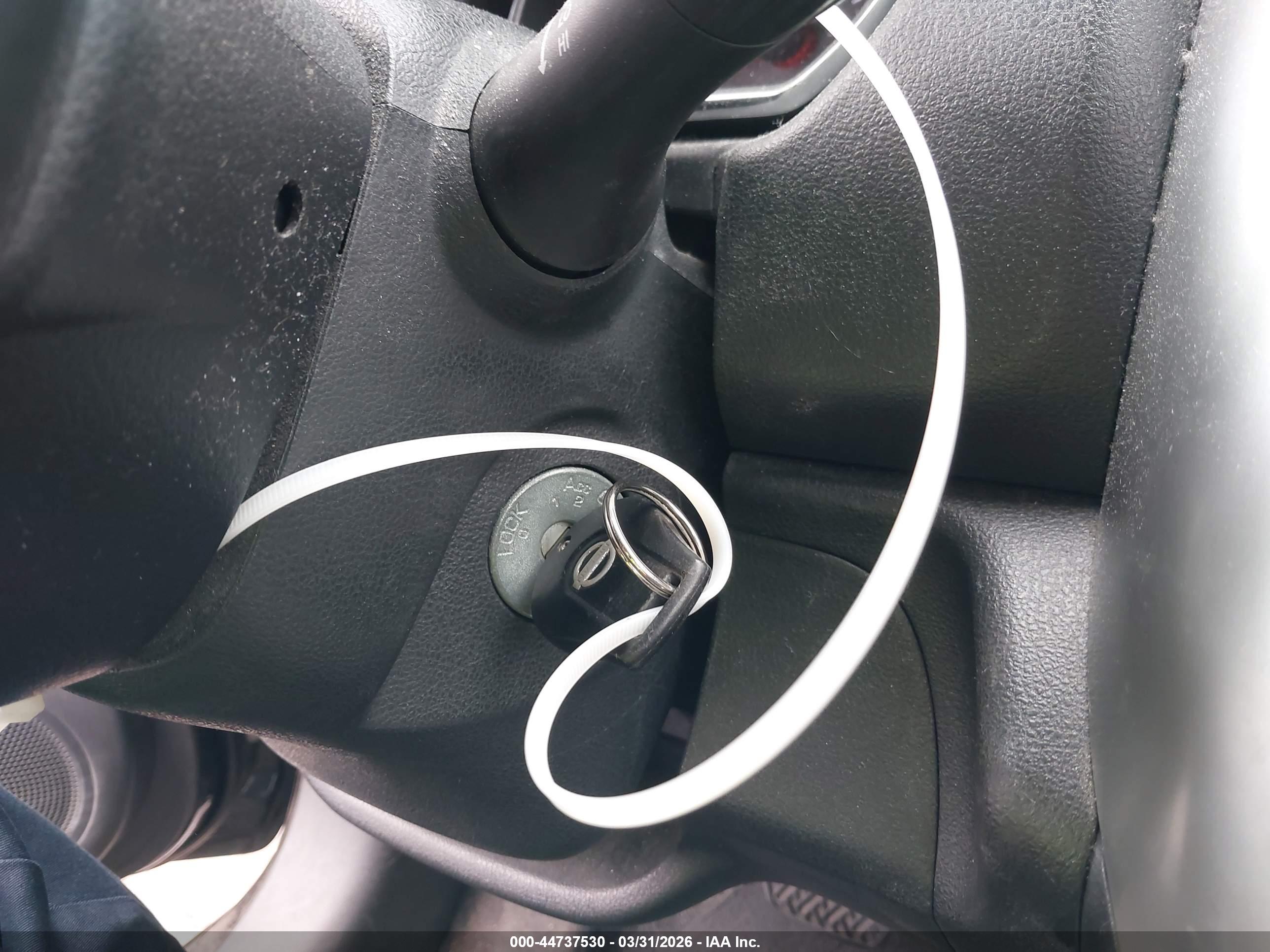 NISSAN VERSA image 11