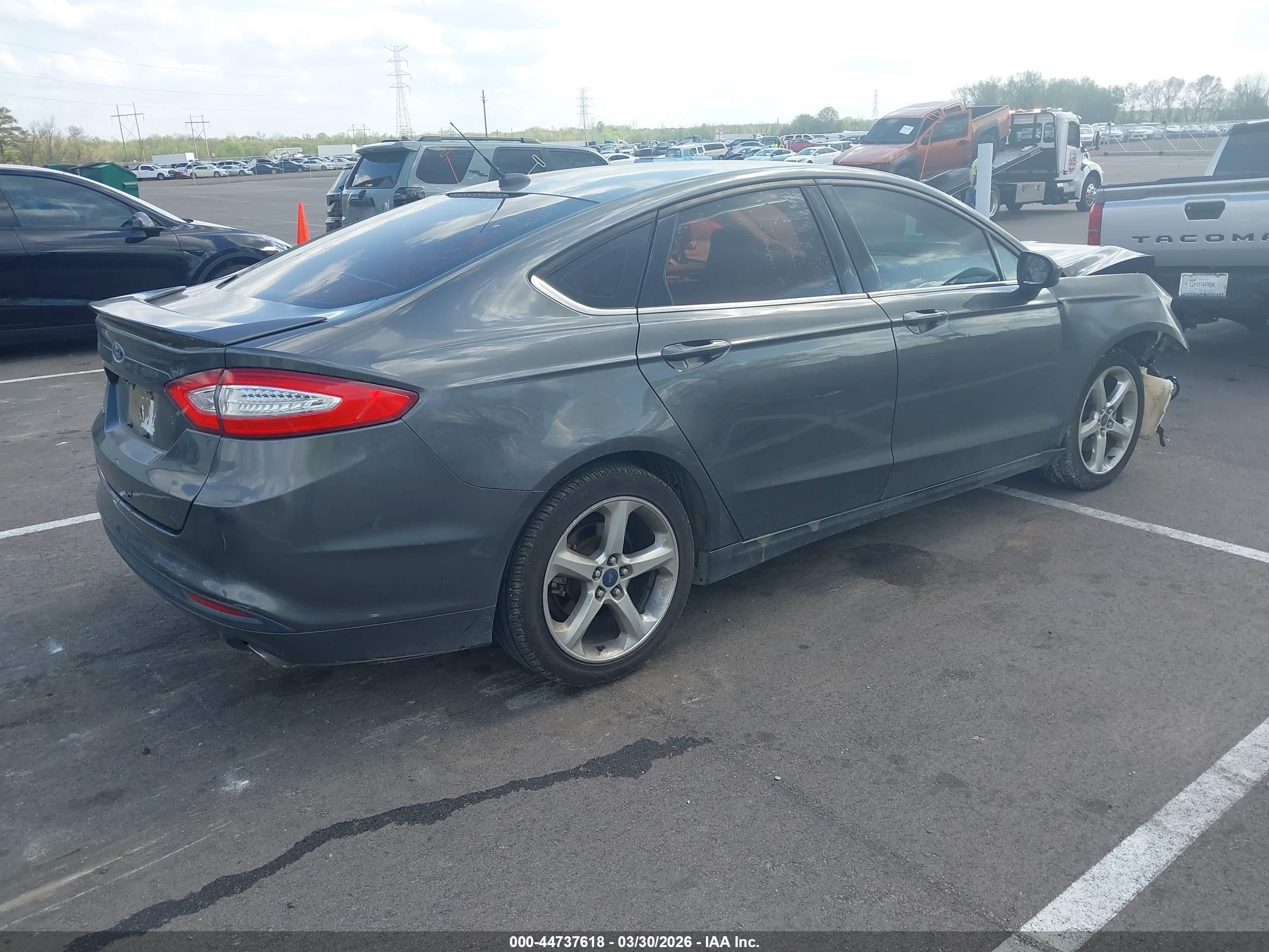 FORD FUSION image 4