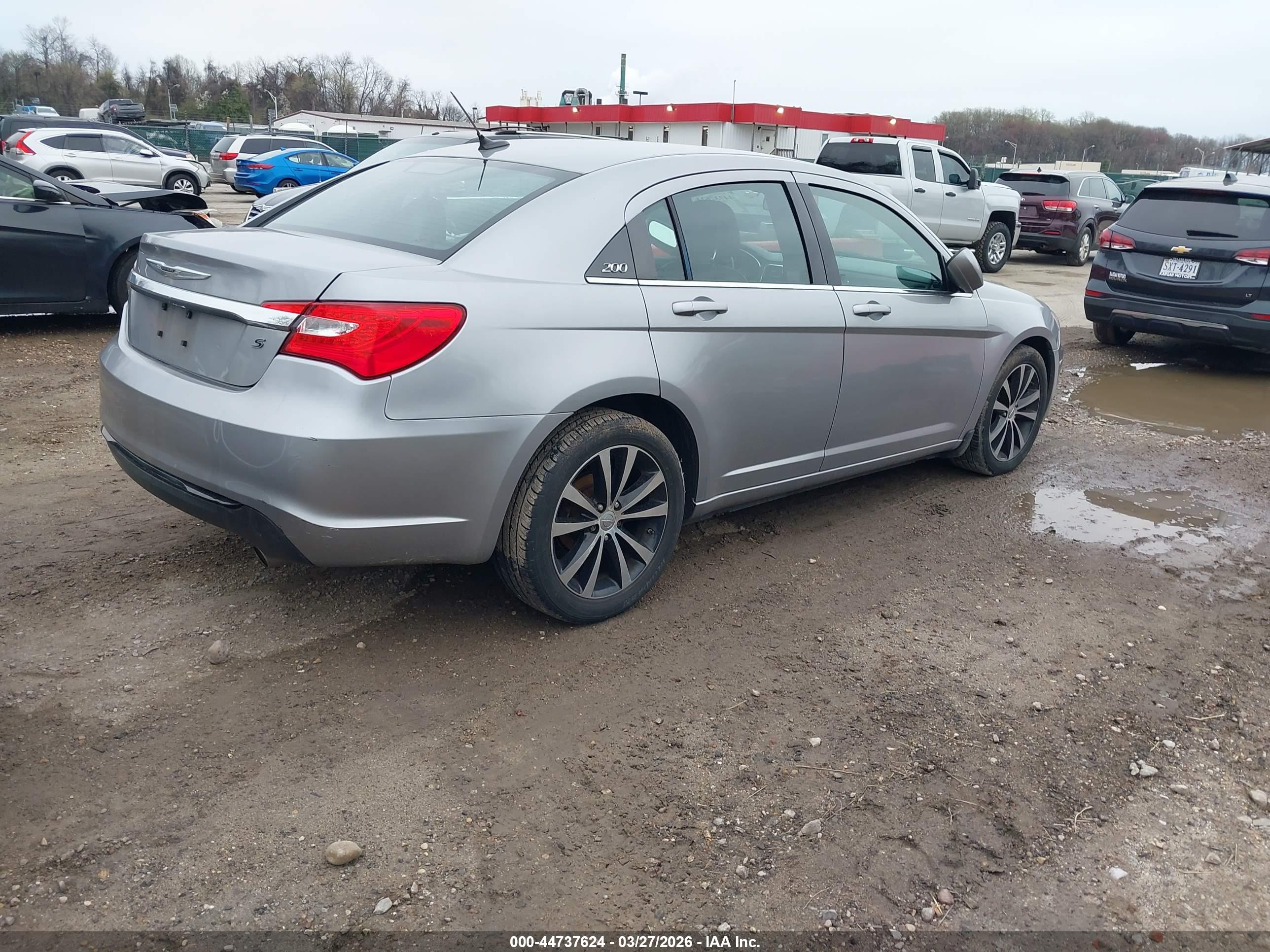 CHRYSLER 200 image 4