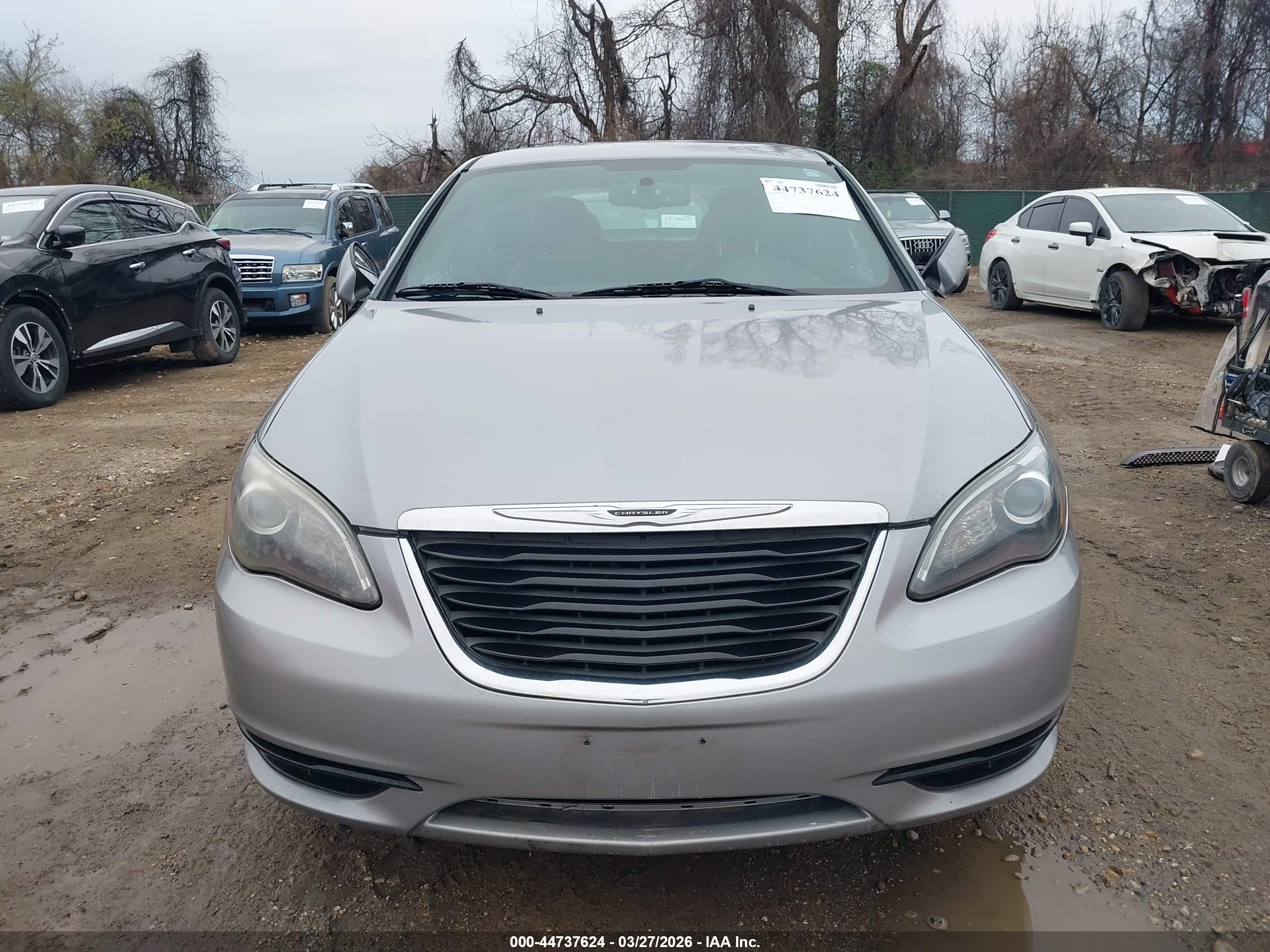 CHRYSLER 200 image 6