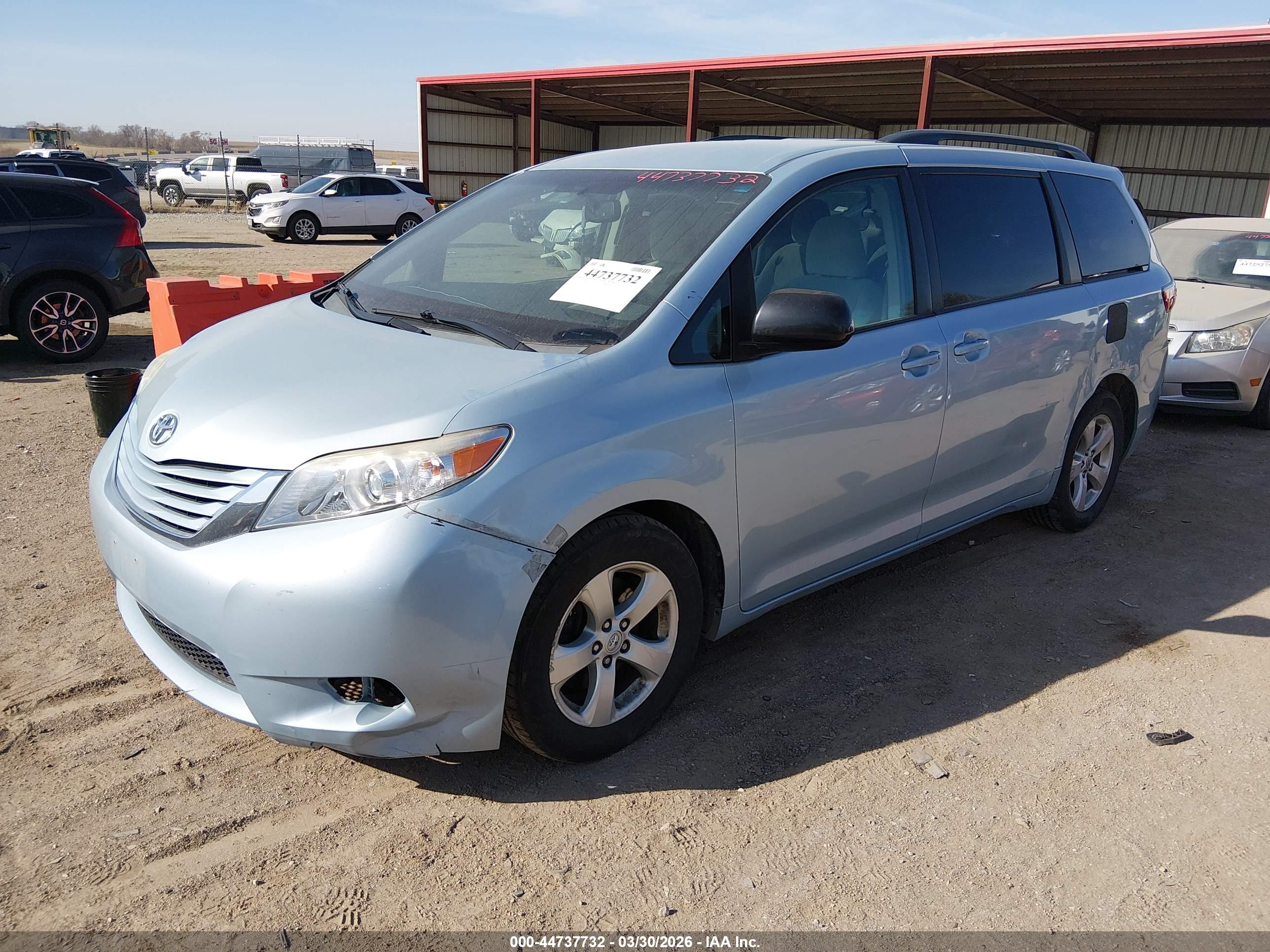 TOYOTA SIENNA image 2