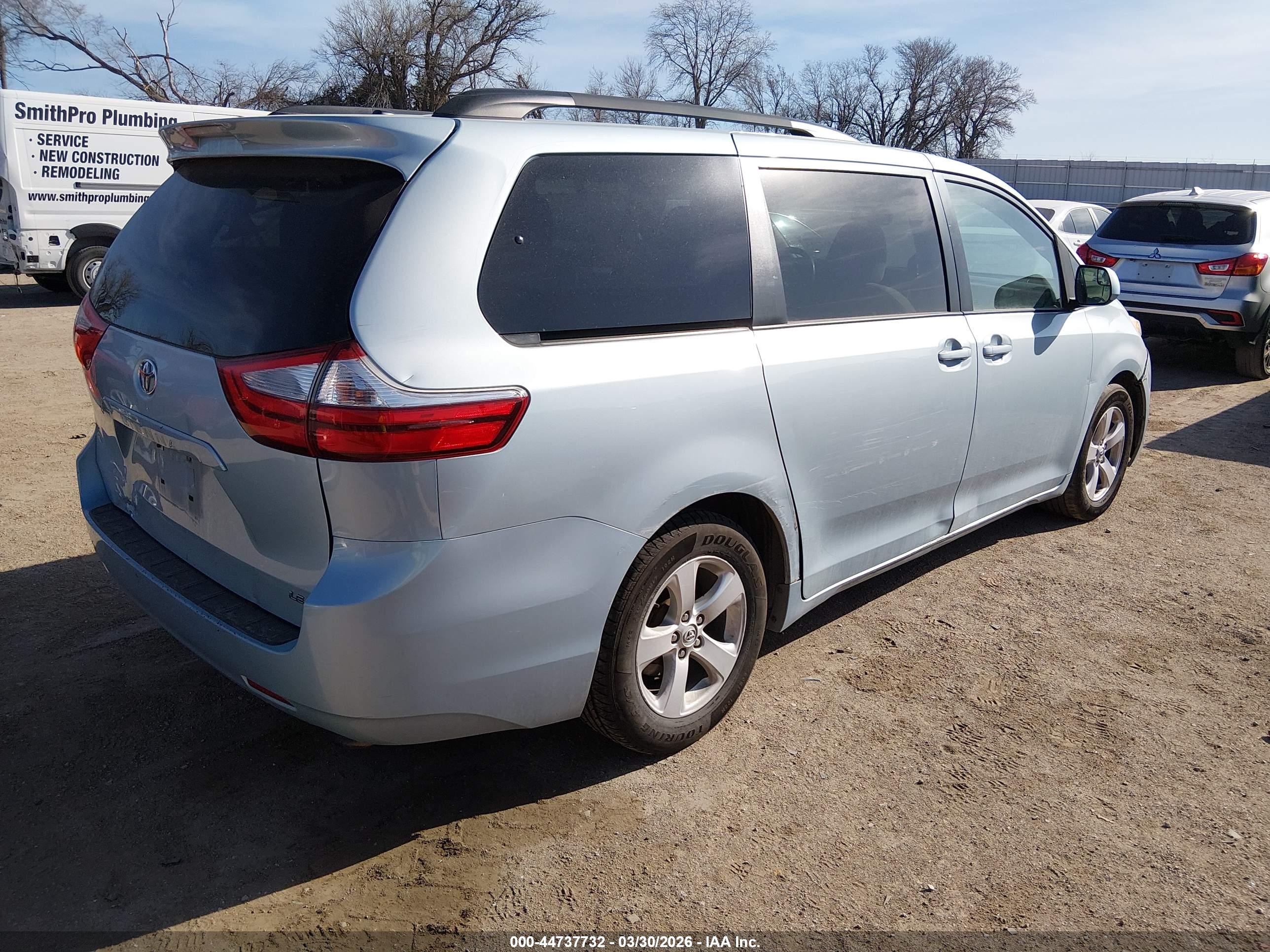 TOYOTA SIENNA image 4