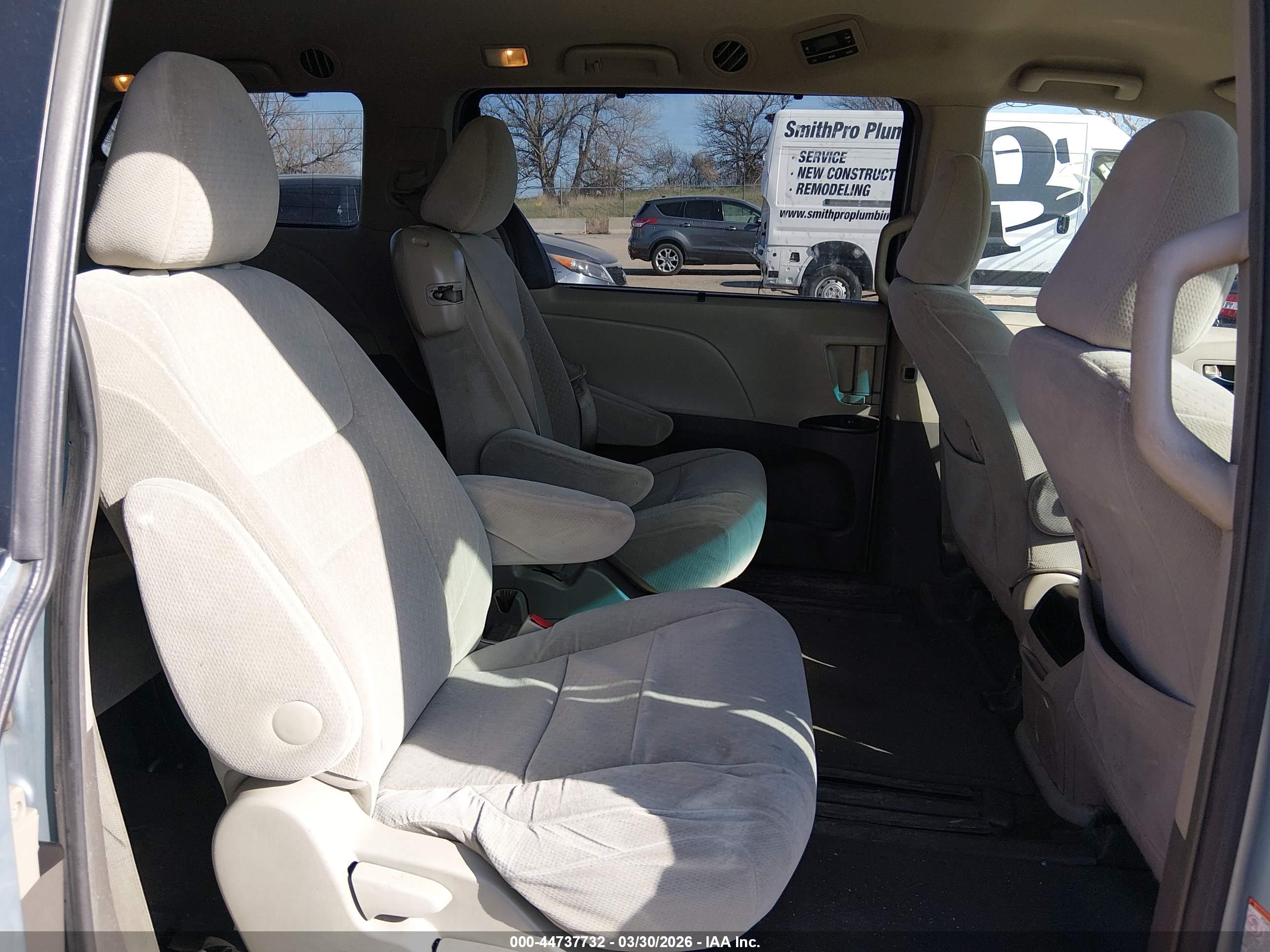 TOYOTA SIENNA image 8