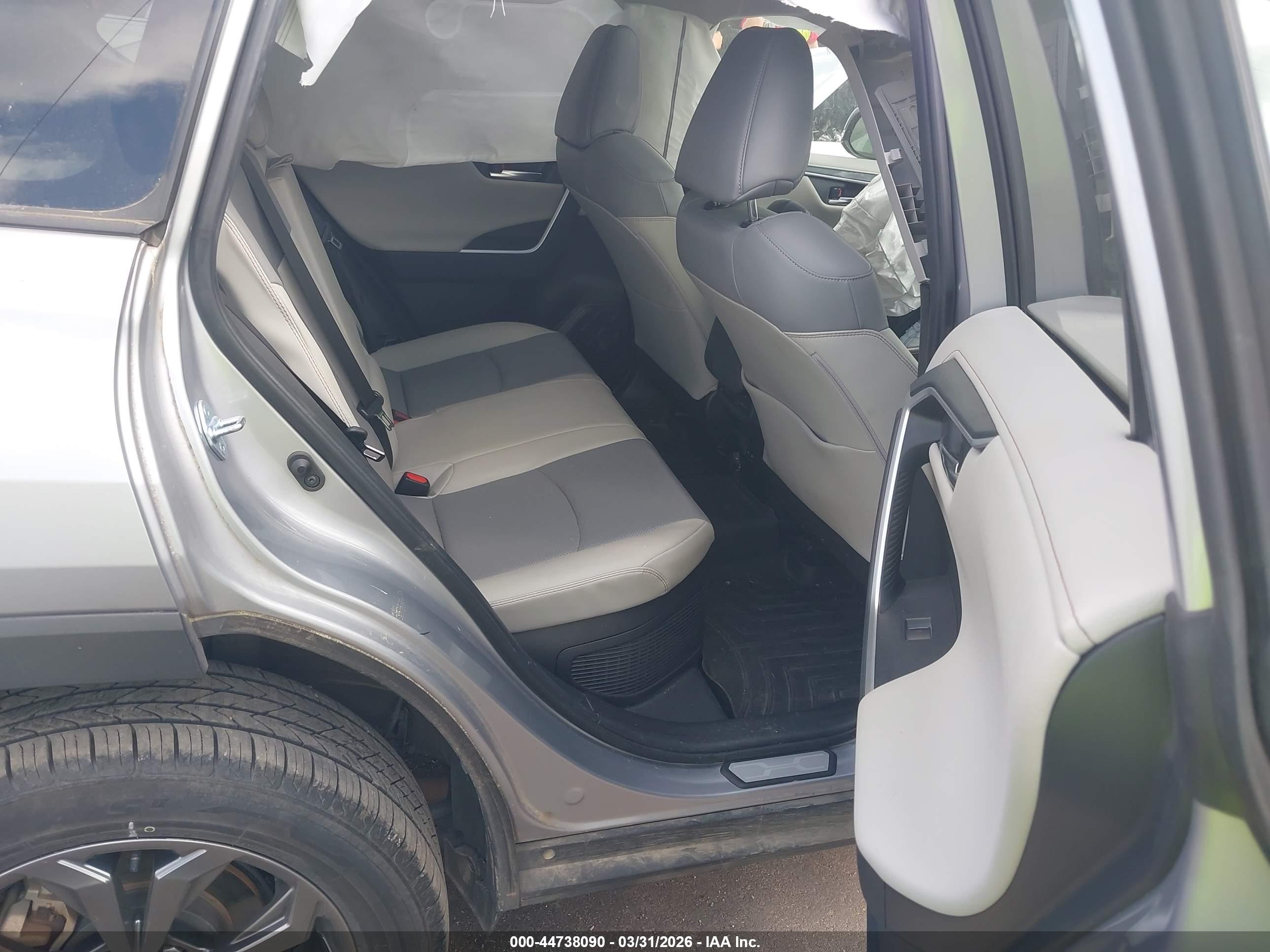 TOYOTA RAV4 image 8