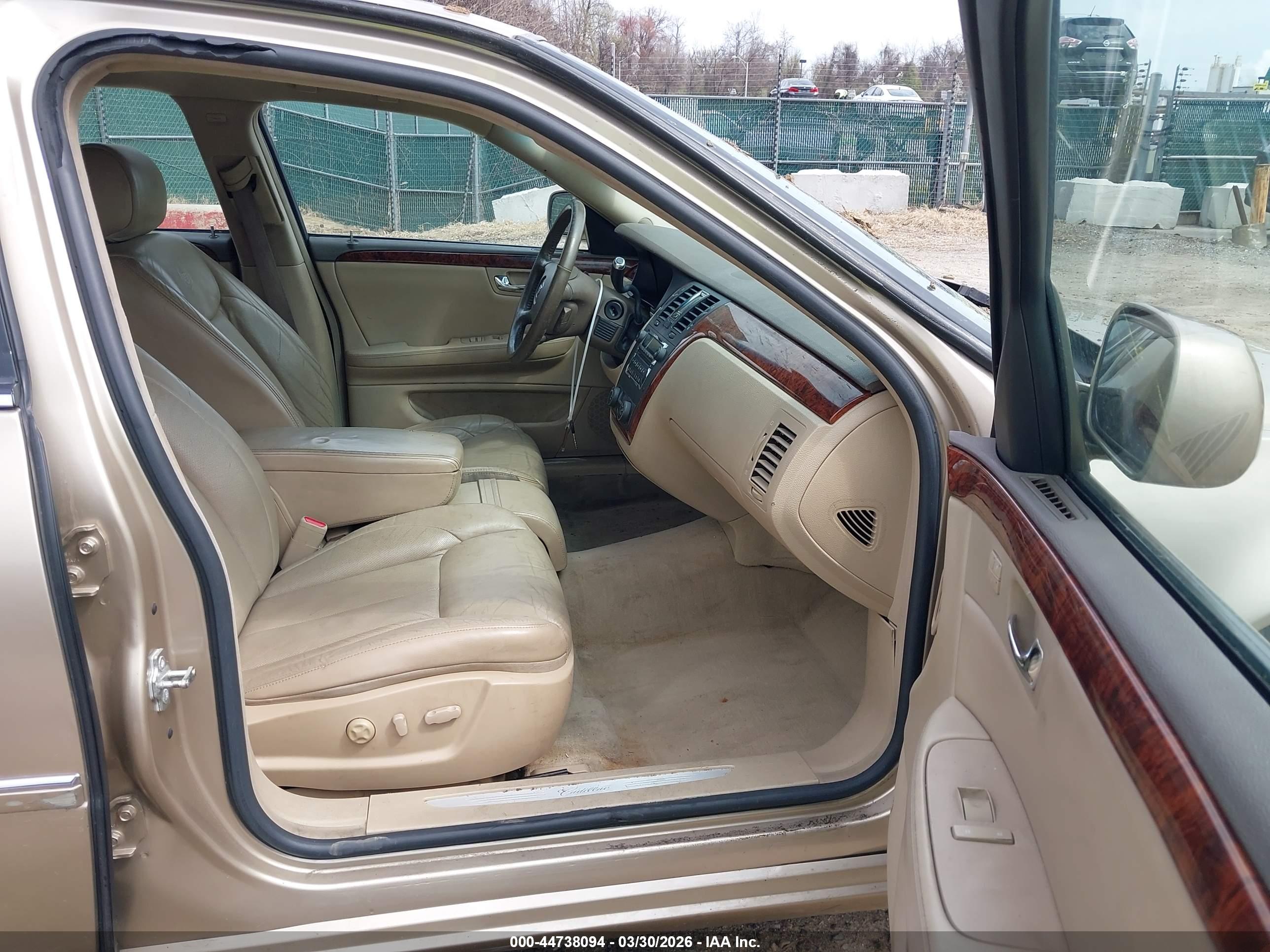 CADILLAC DTS image 5