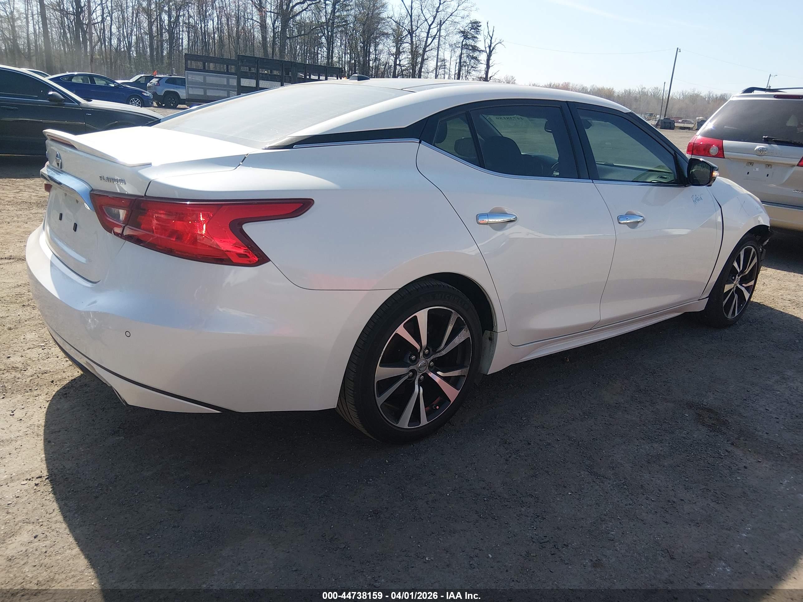 NISSAN MAXIMA image 4