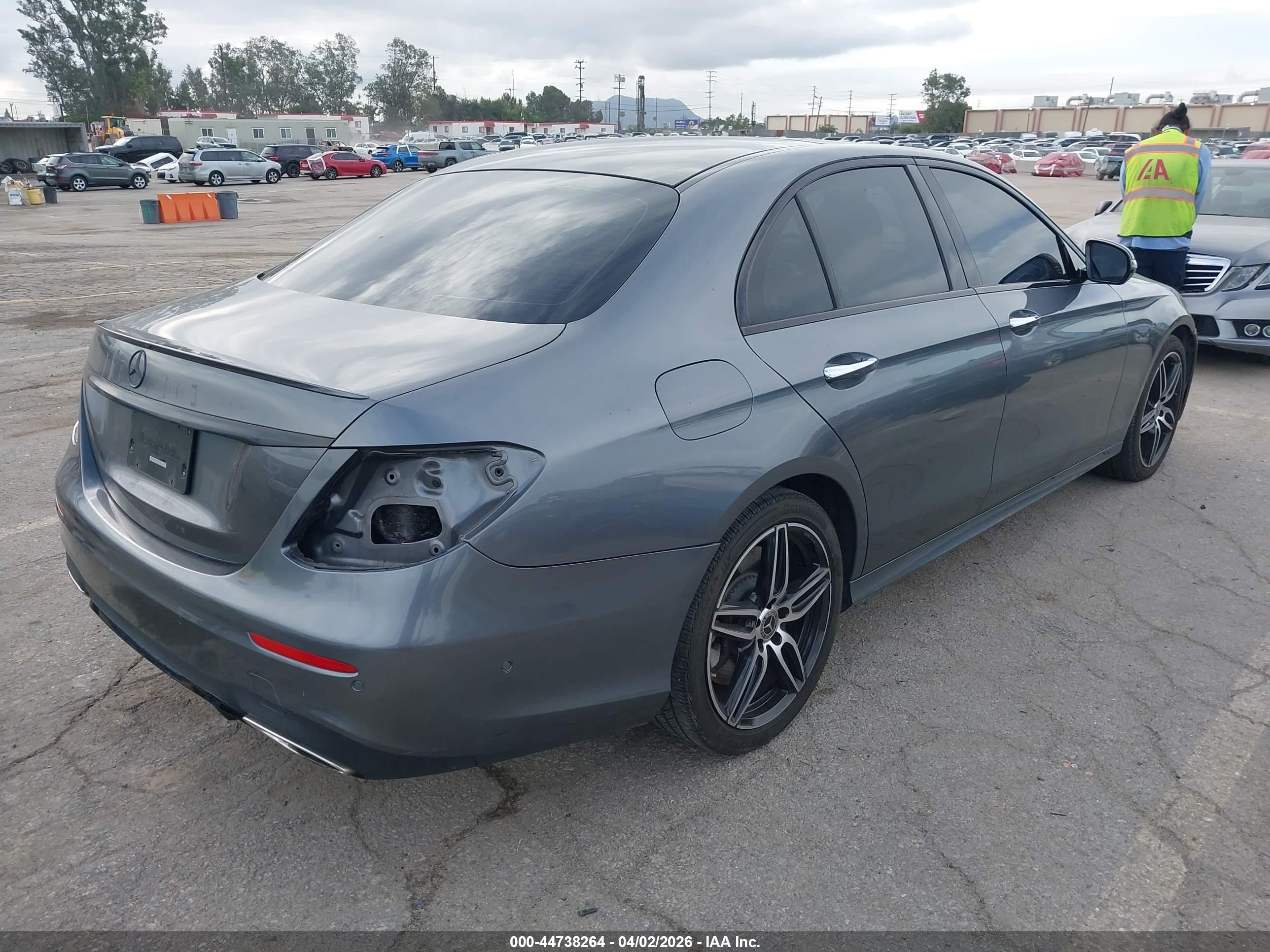 MERCEDES-BENZ E image 4