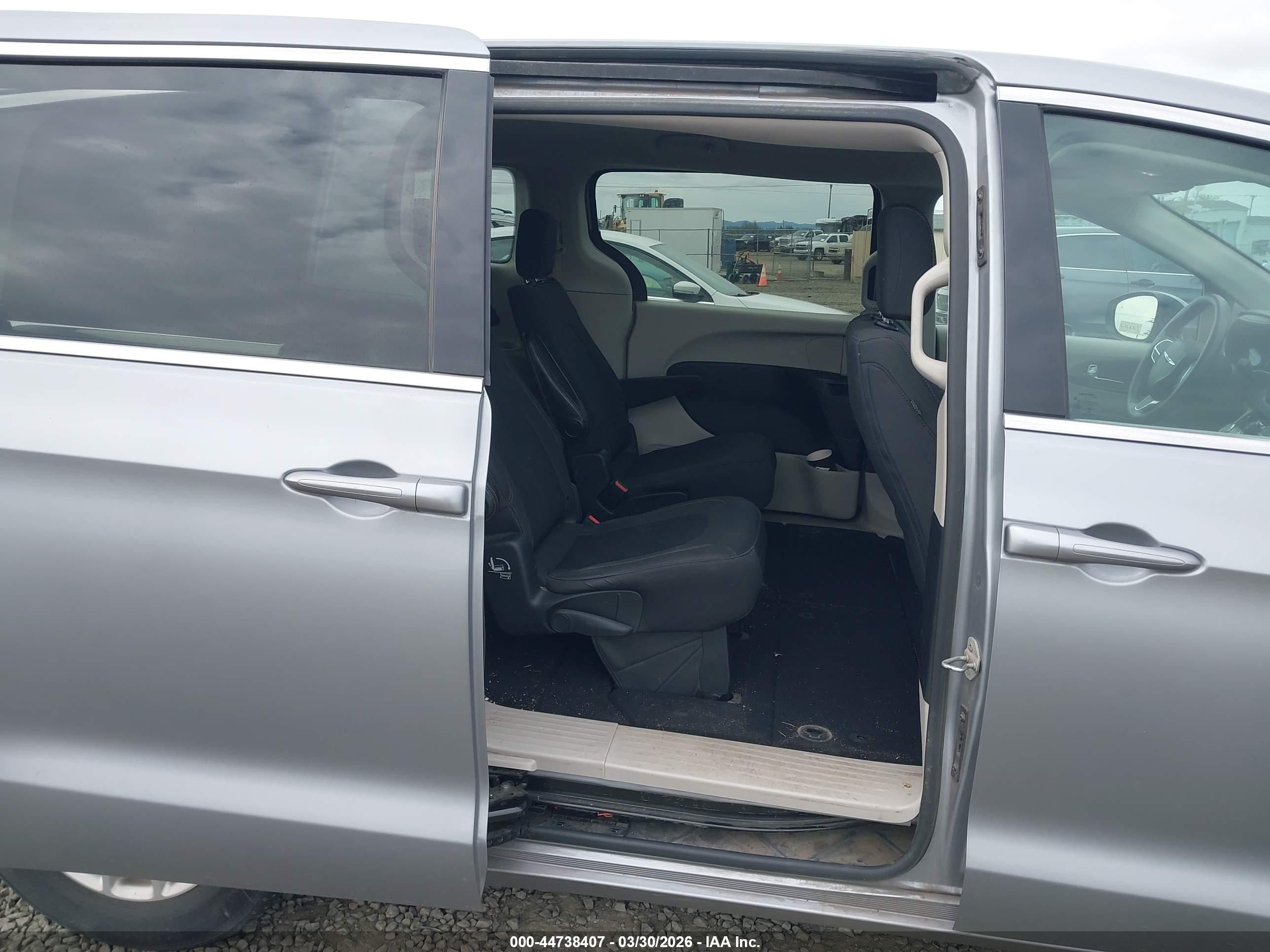 CHRYSLER PACIFICA image 8