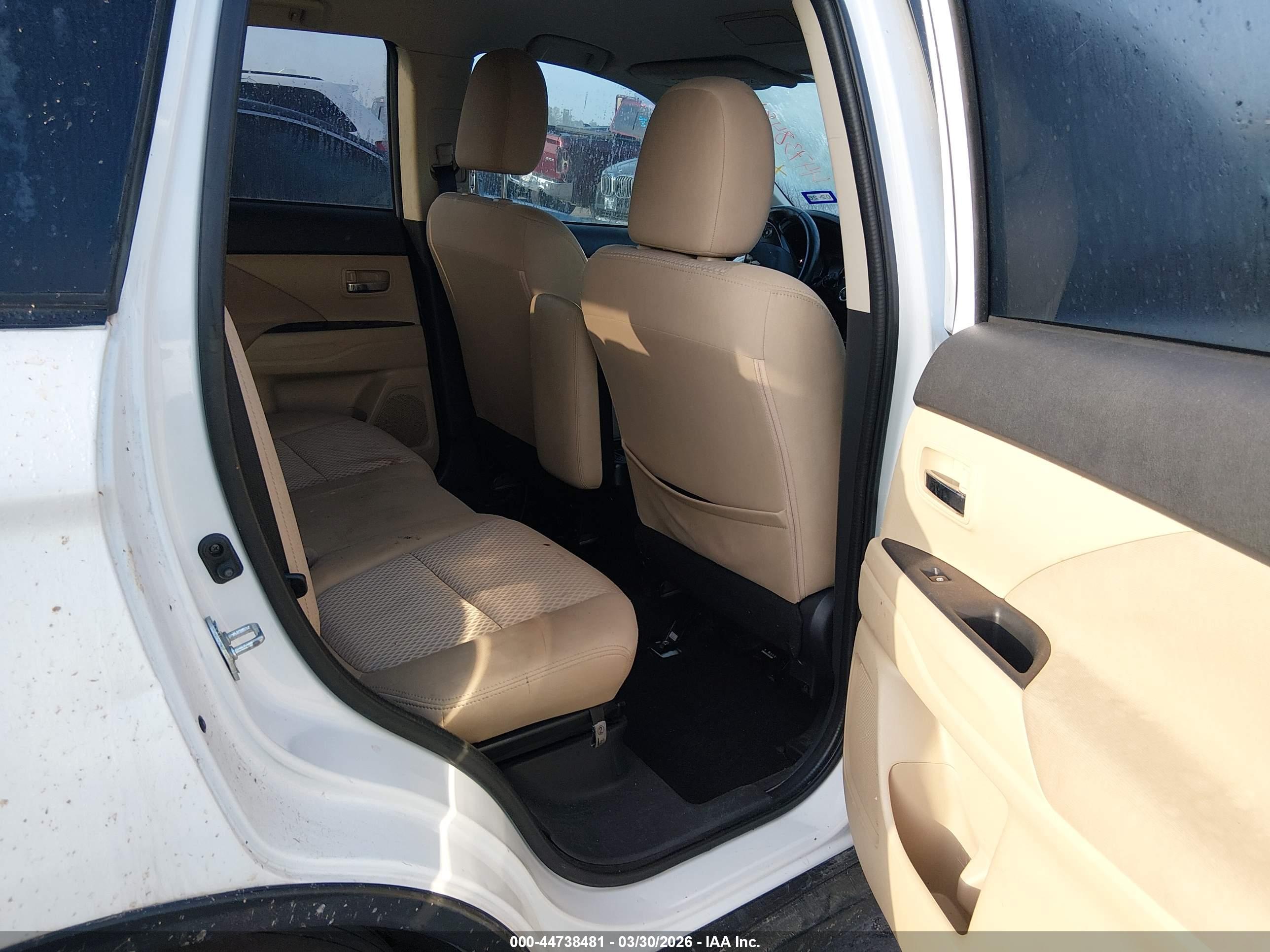 MITSUBISHI OUTLANDER image 8