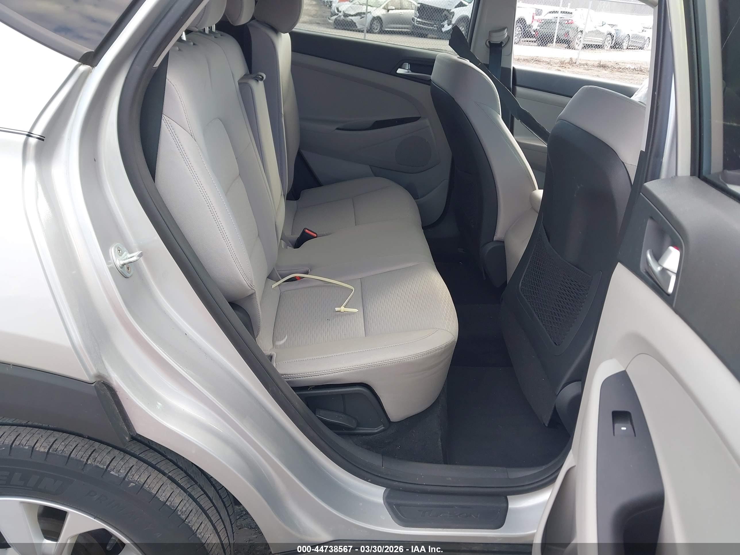 HYUNDAI TUCSON image 8