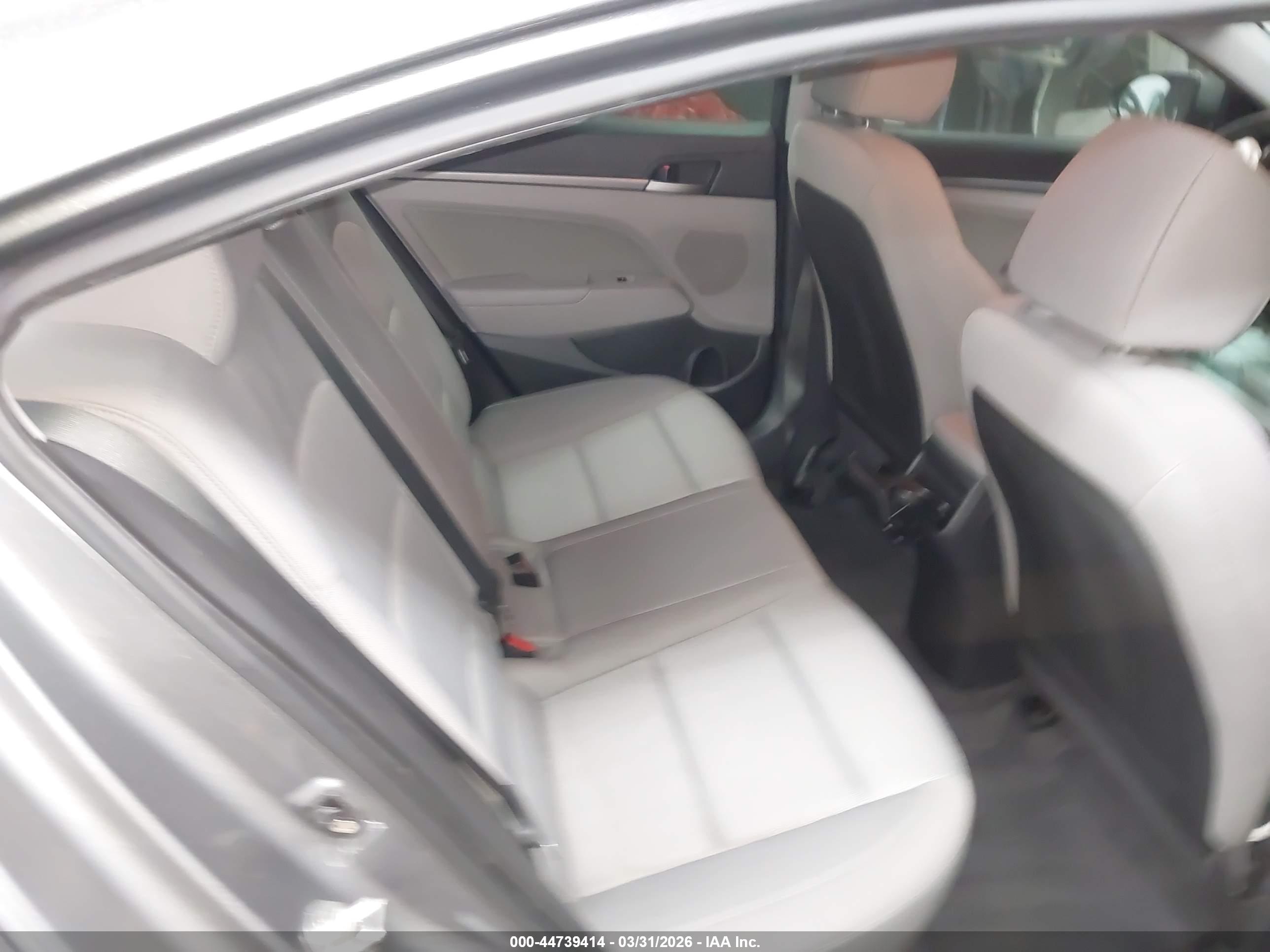 HYUNDAI ELANTRA image 8