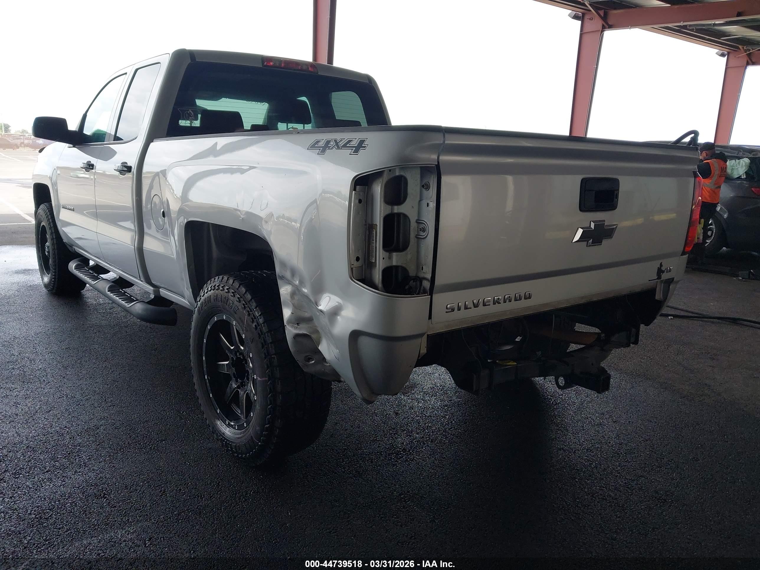 CHEVROLET SILVERADO image 6