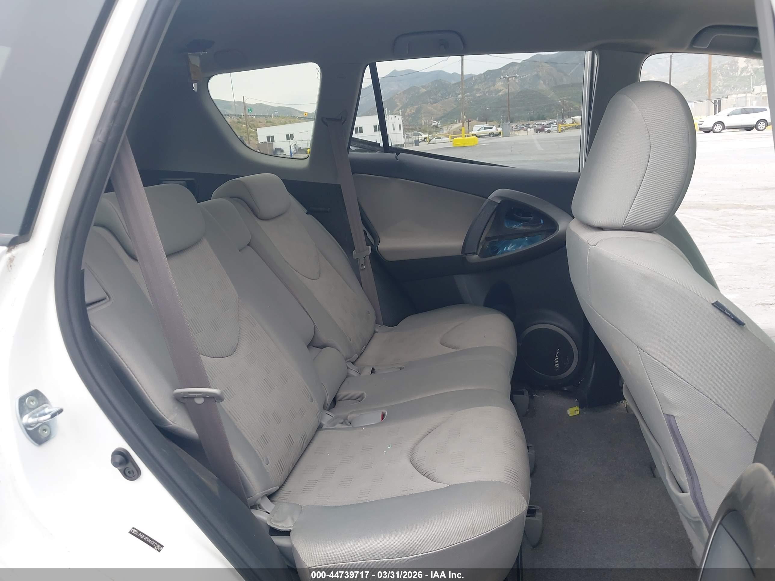 TOYOTA RAV4 image 8