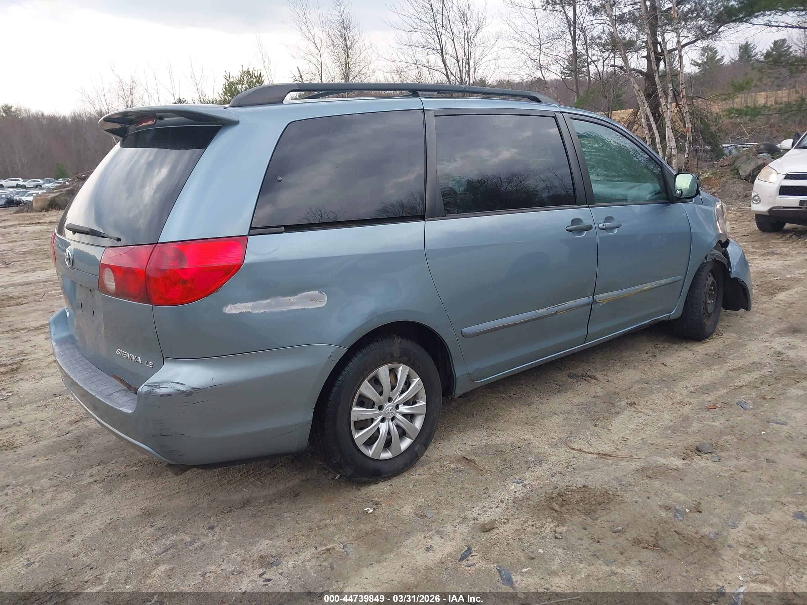 TOYOTA SIENNA image 4