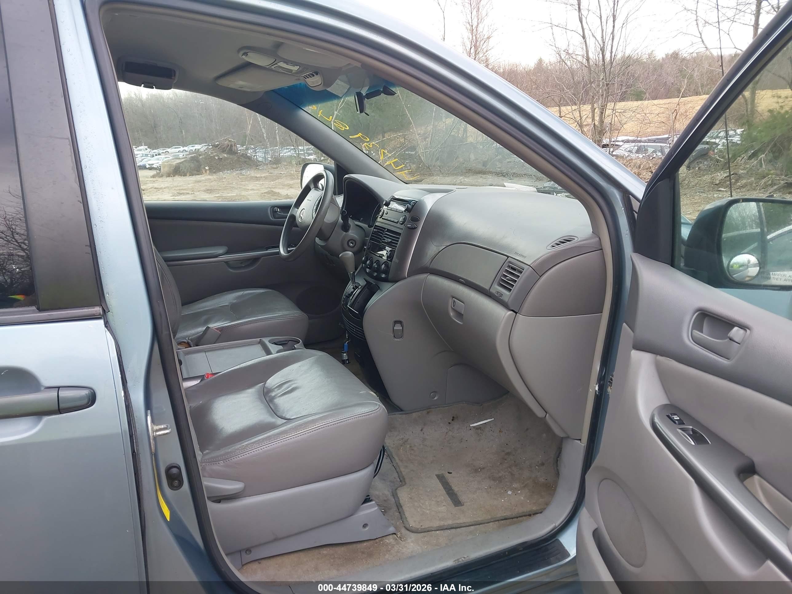 TOYOTA SIENNA image 5