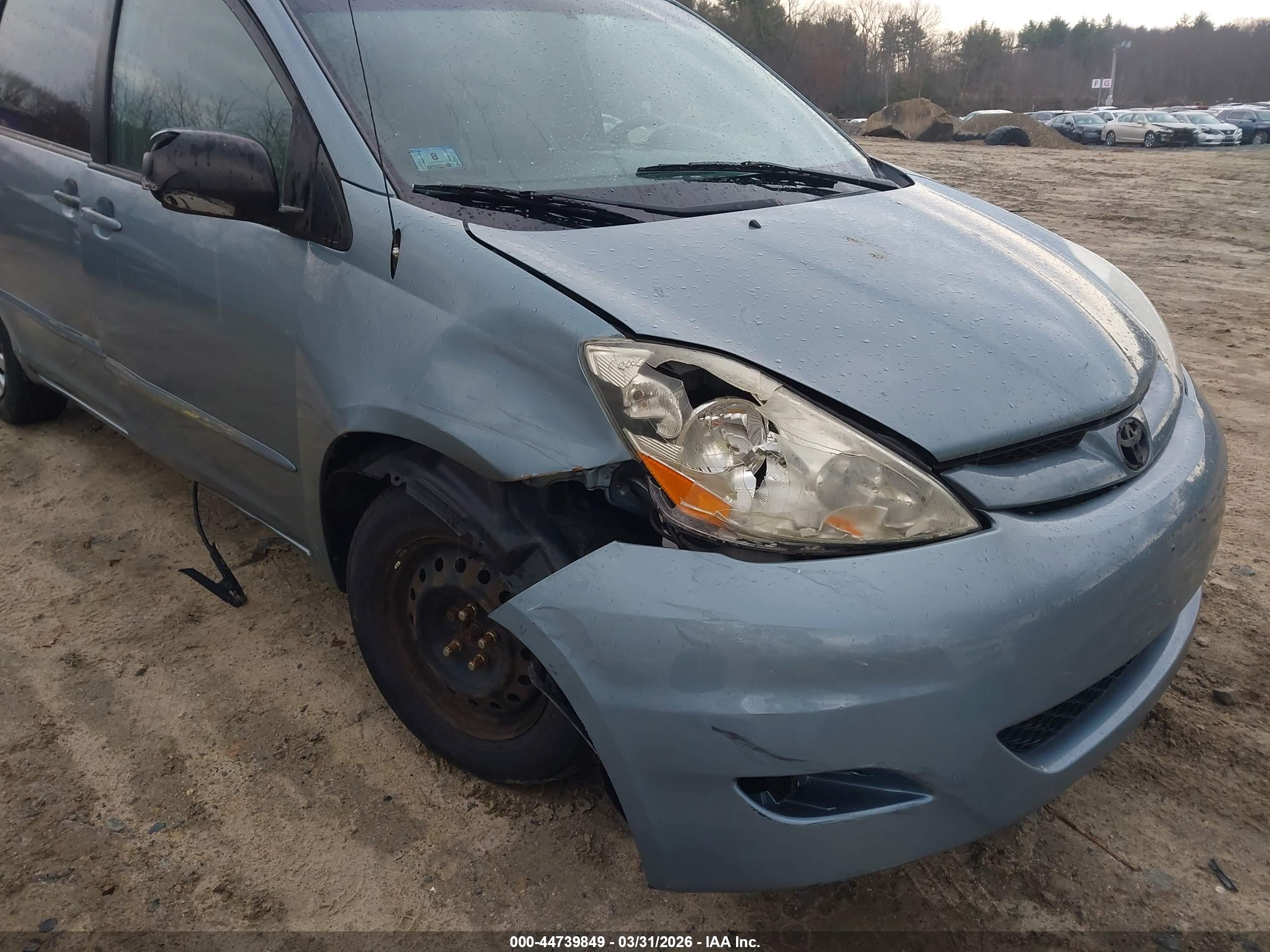 TOYOTA SIENNA image 6