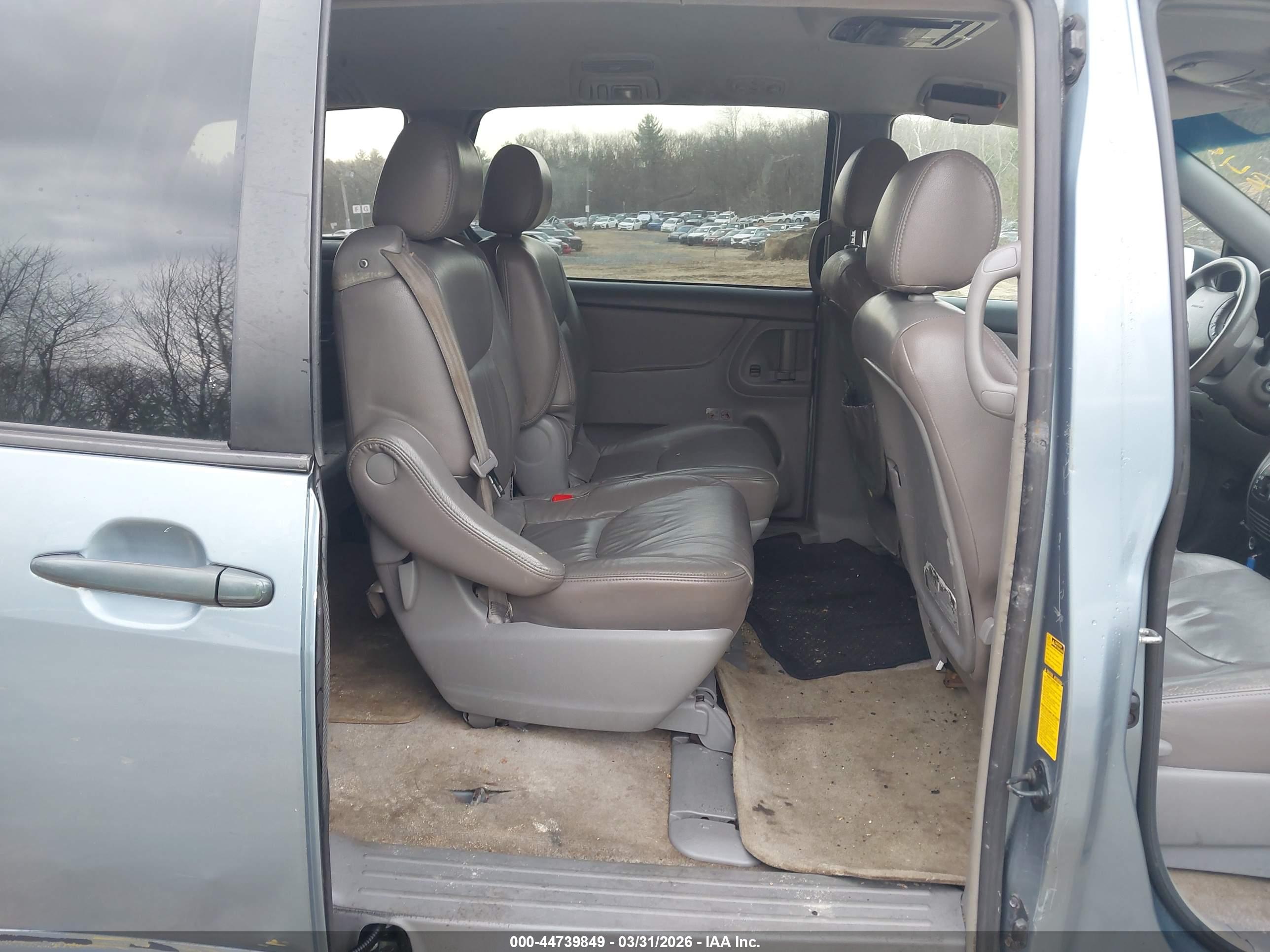 TOYOTA SIENNA image 8