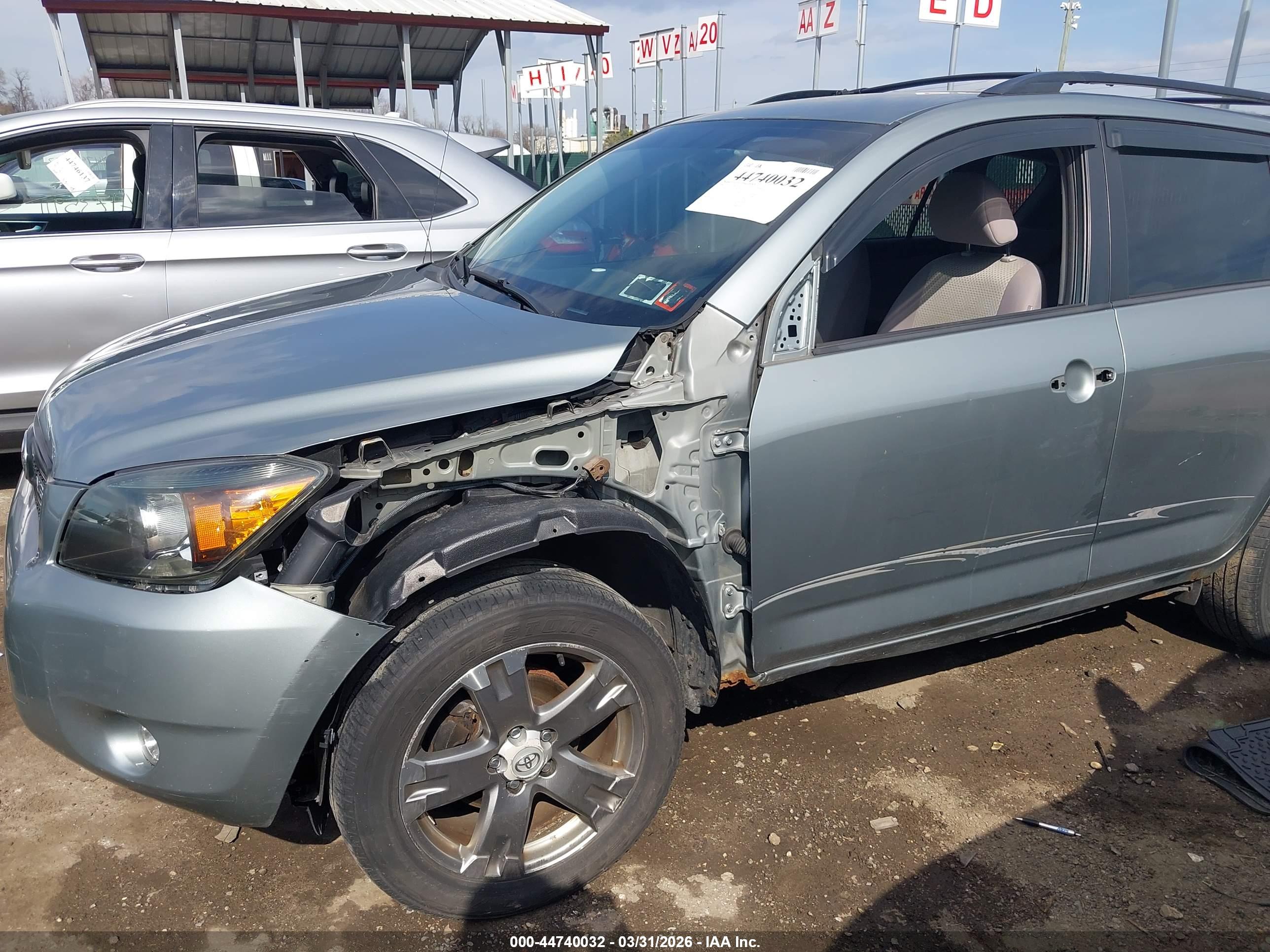 TOYOTA RAV4 image 6