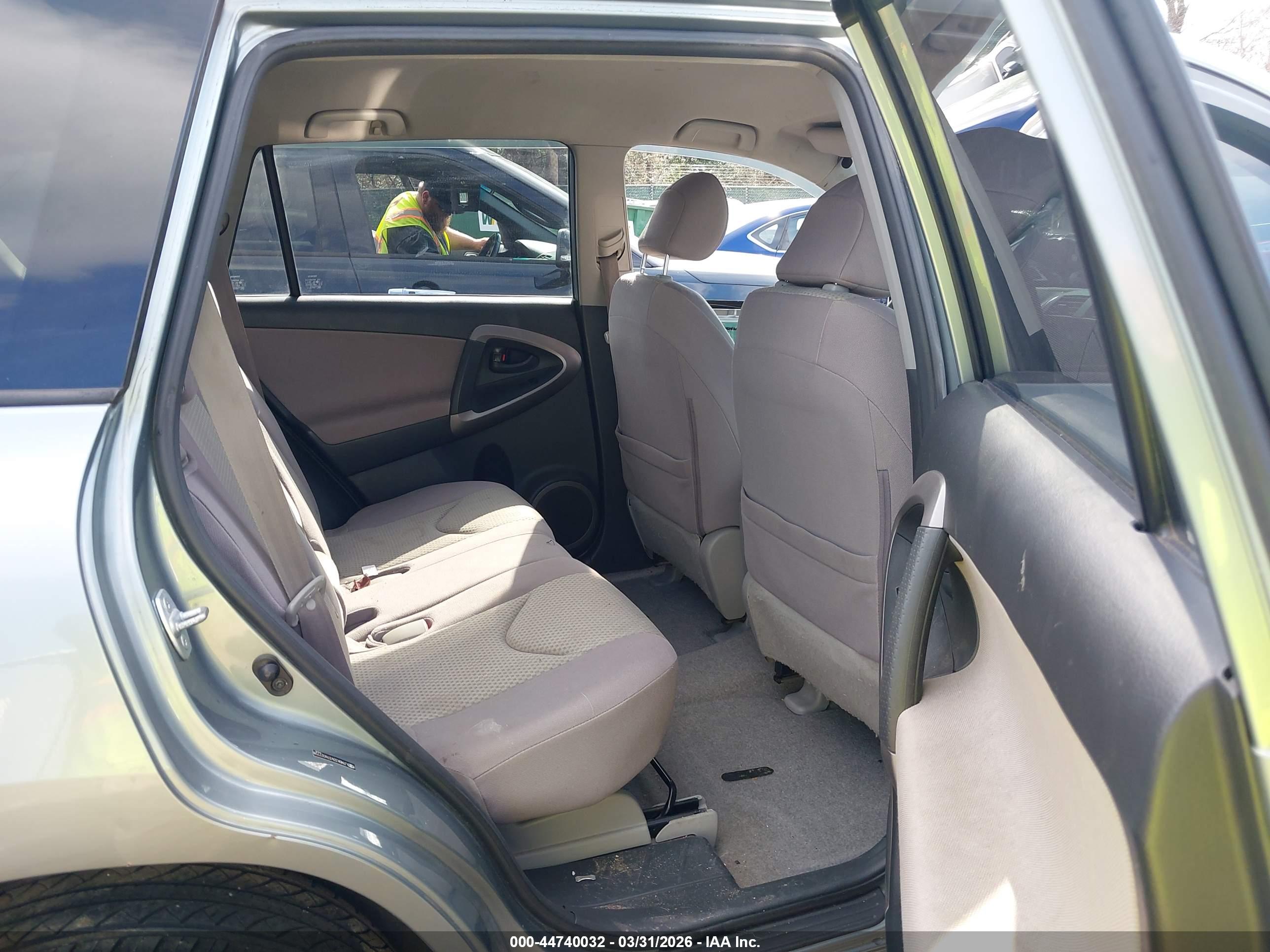 TOYOTA RAV4 image 8