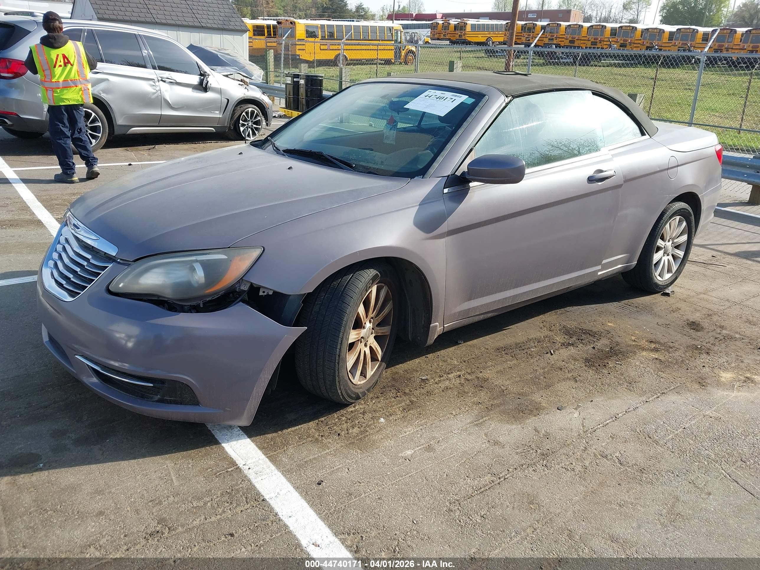CHRYSLER 200 image 2
