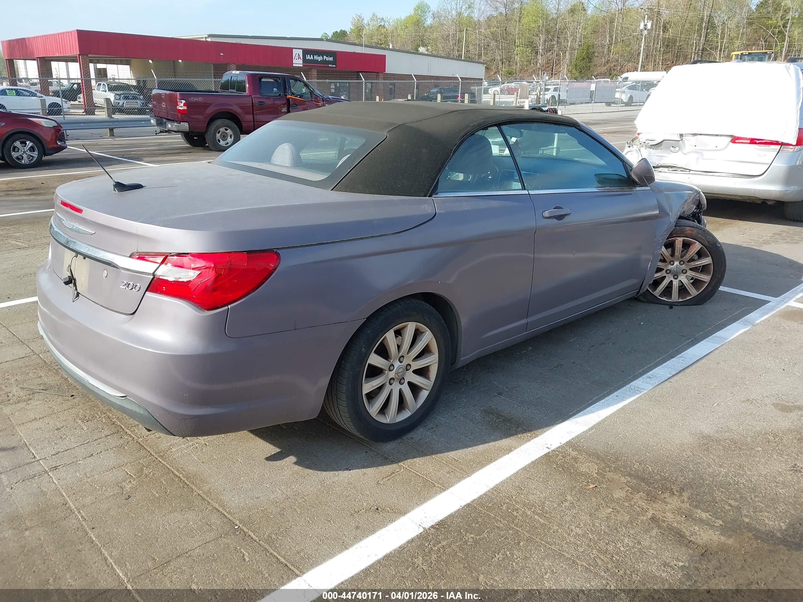 CHRYSLER 200 image 4