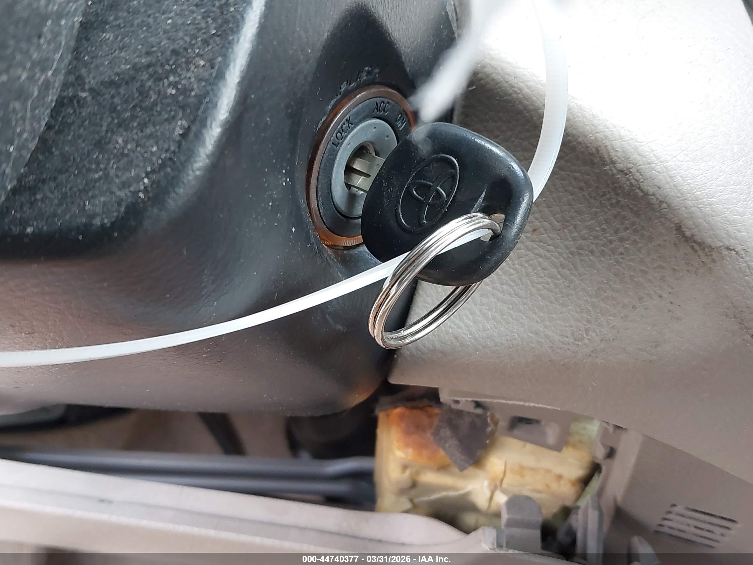 TOYOTA RAV4 image 11