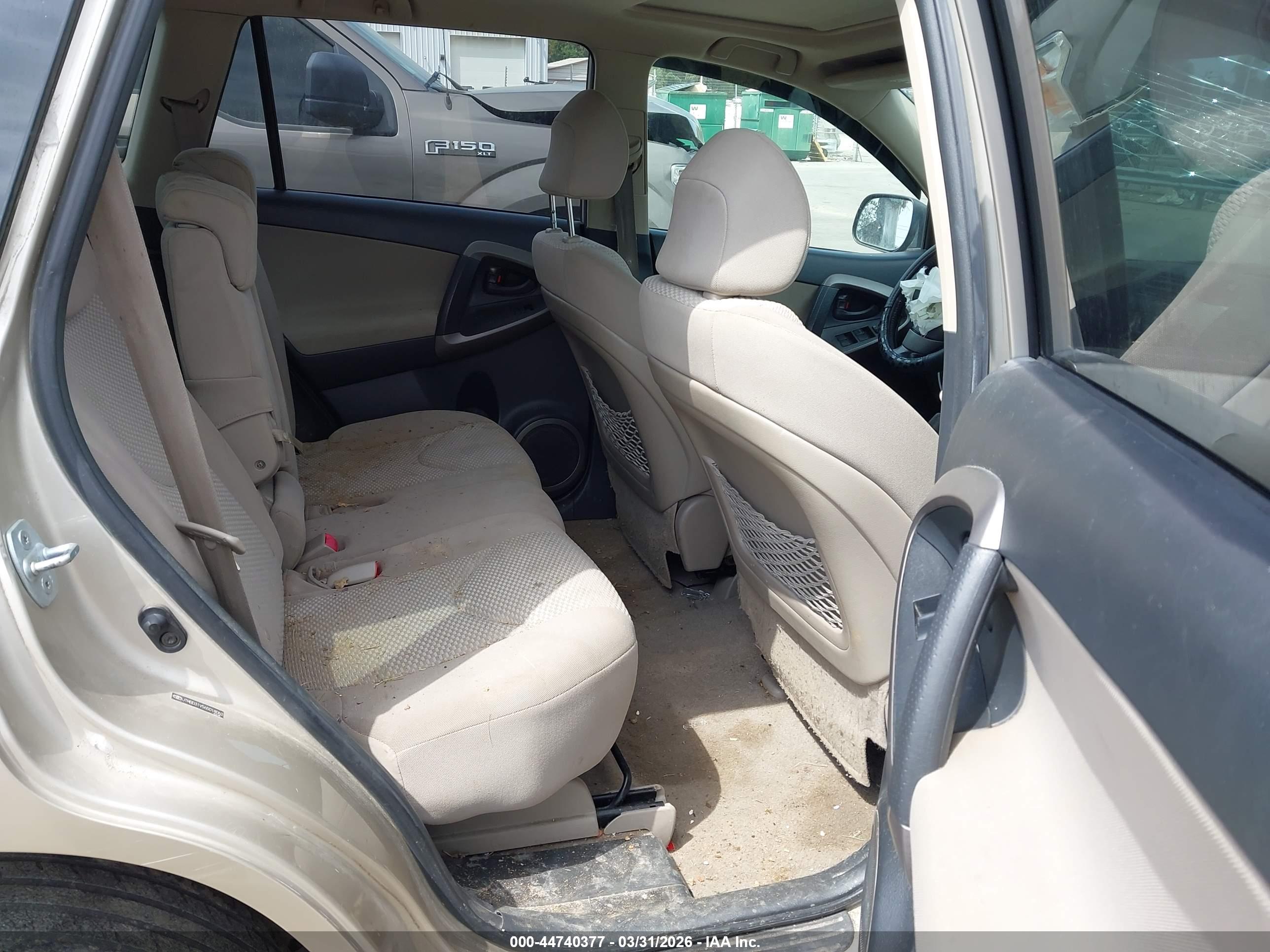 TOYOTA RAV4 image 8